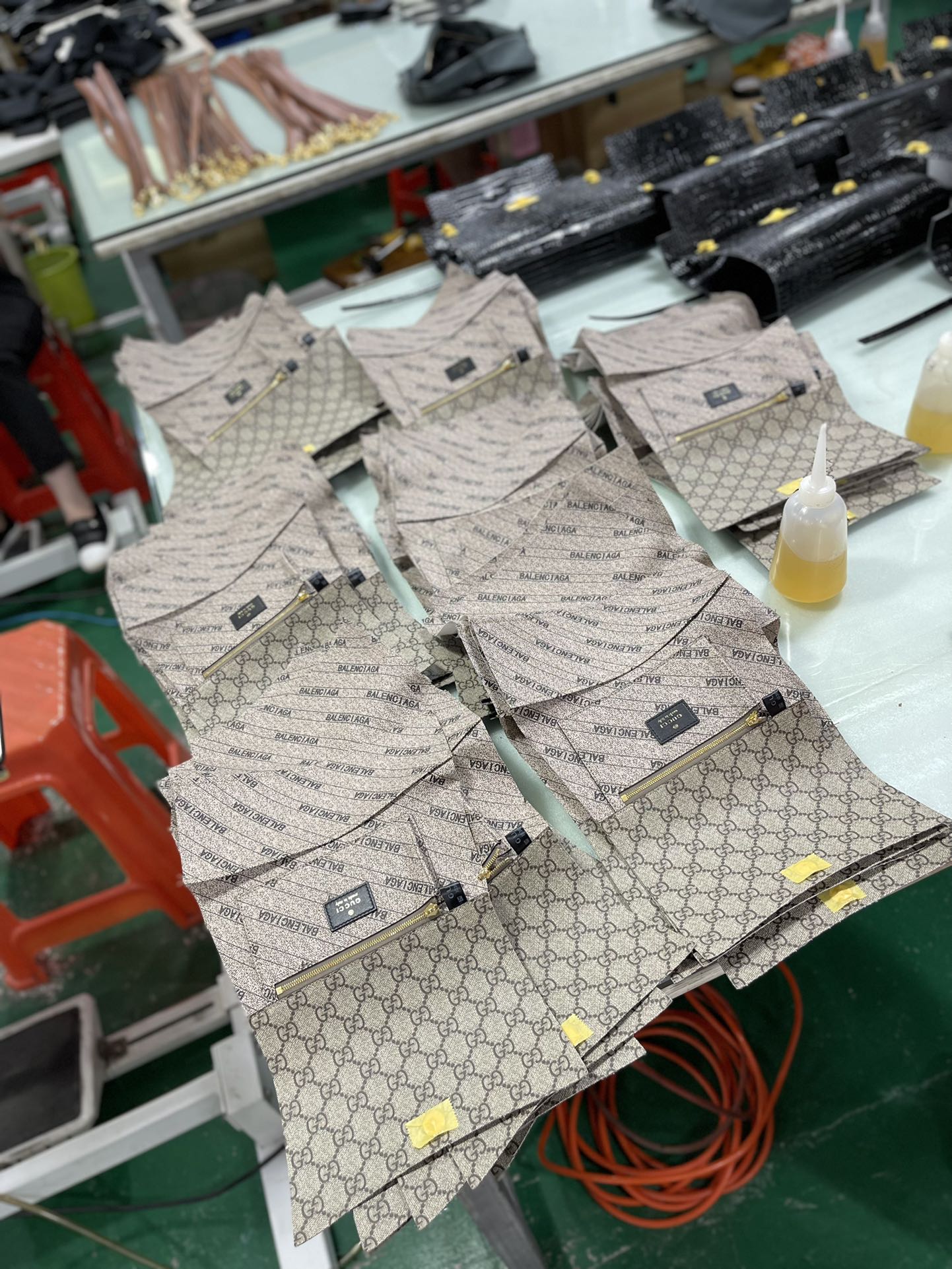 看看我们对产品的质量要求，展示这些车间散件图给亲们就是让你们知道我们里面都用了什么托料都托了些什么东西那个部位该托什么，这样出来的效果才能和媲美 3
