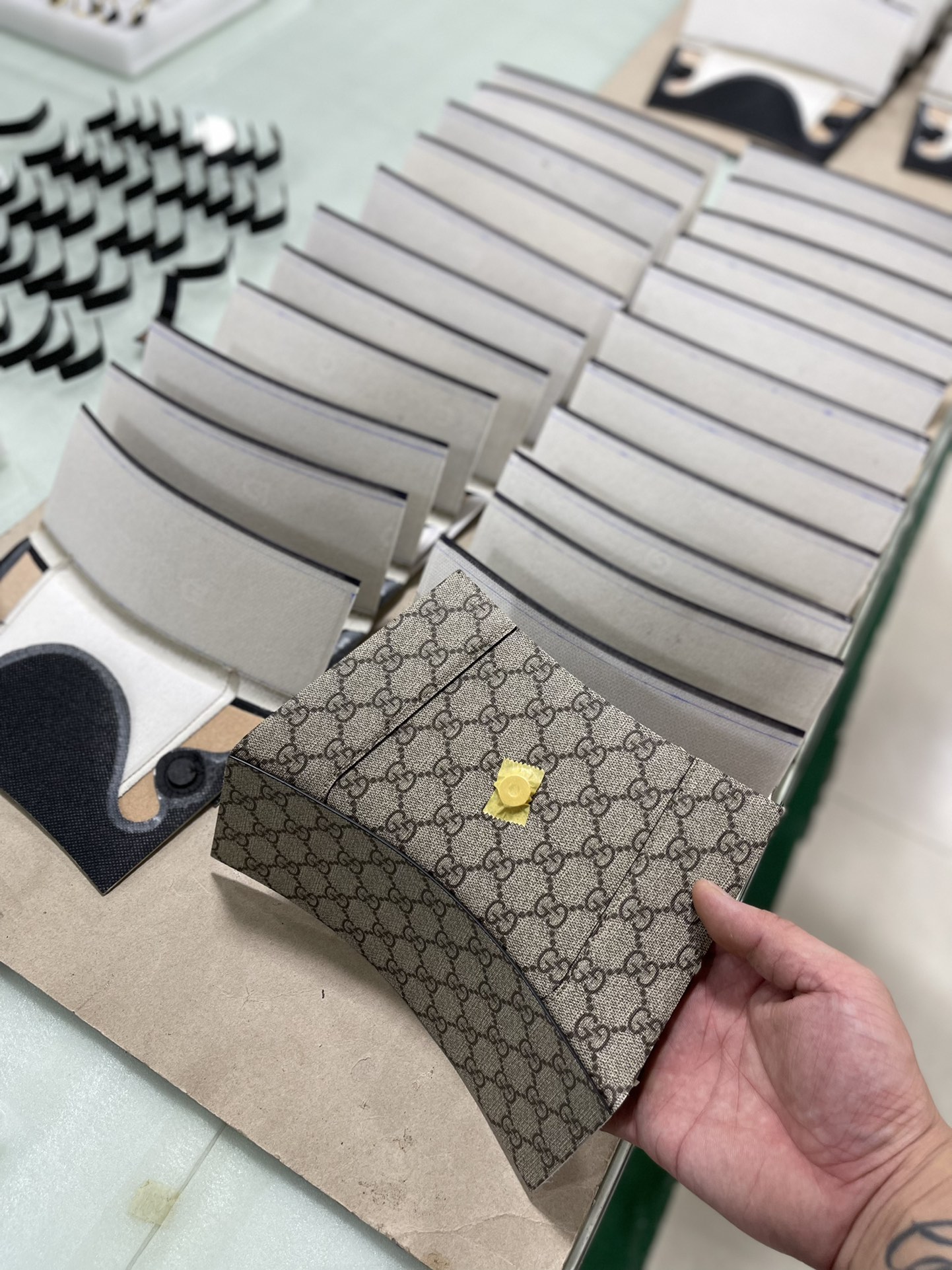 看看我们对产品的质量要求，展示这些车间散件图给亲们就是让你们知道我们里面都用了什么托料都托了些什么东西那个部位该托什么，这样出来的效果才能和媲美 7