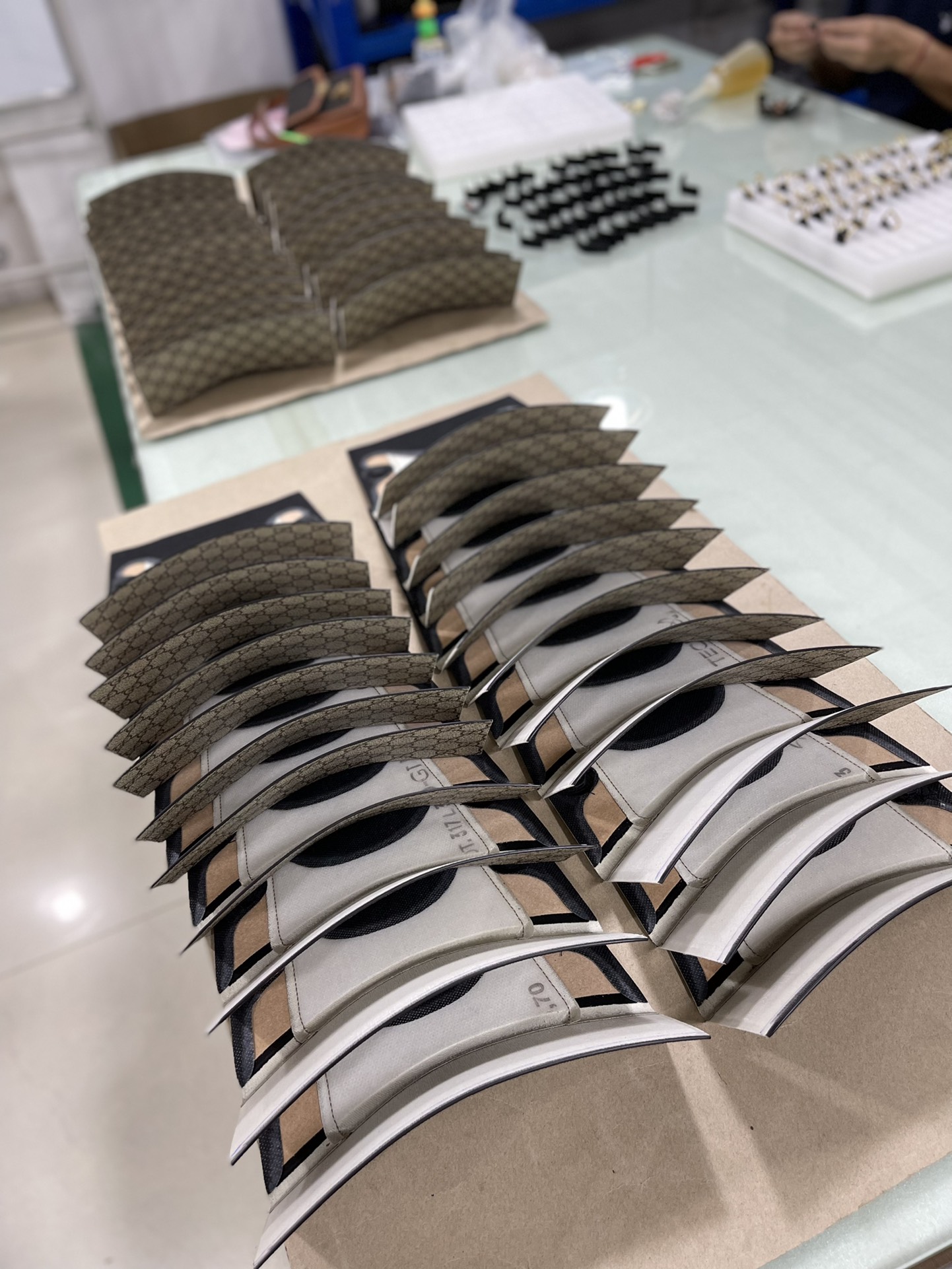 看看我们对产品的质量要求，展示这些车间散件图给亲们就是让你们知道我们里面都用了什么托料都托了些什么东西那个部位该托什么，这样出来的效果才能和媲美 5