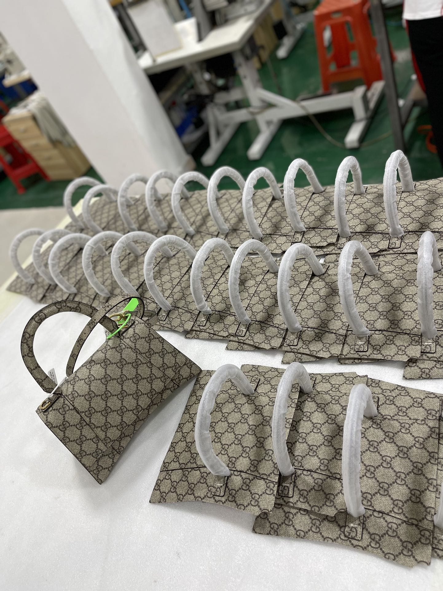 看看我们对产品的质量要求，展示这些车间散件图给亲们就是让你们知道我们里面都用了什么托料都托了些什么东西那个部位该托什么，这样出来的效果才能和媲美 2