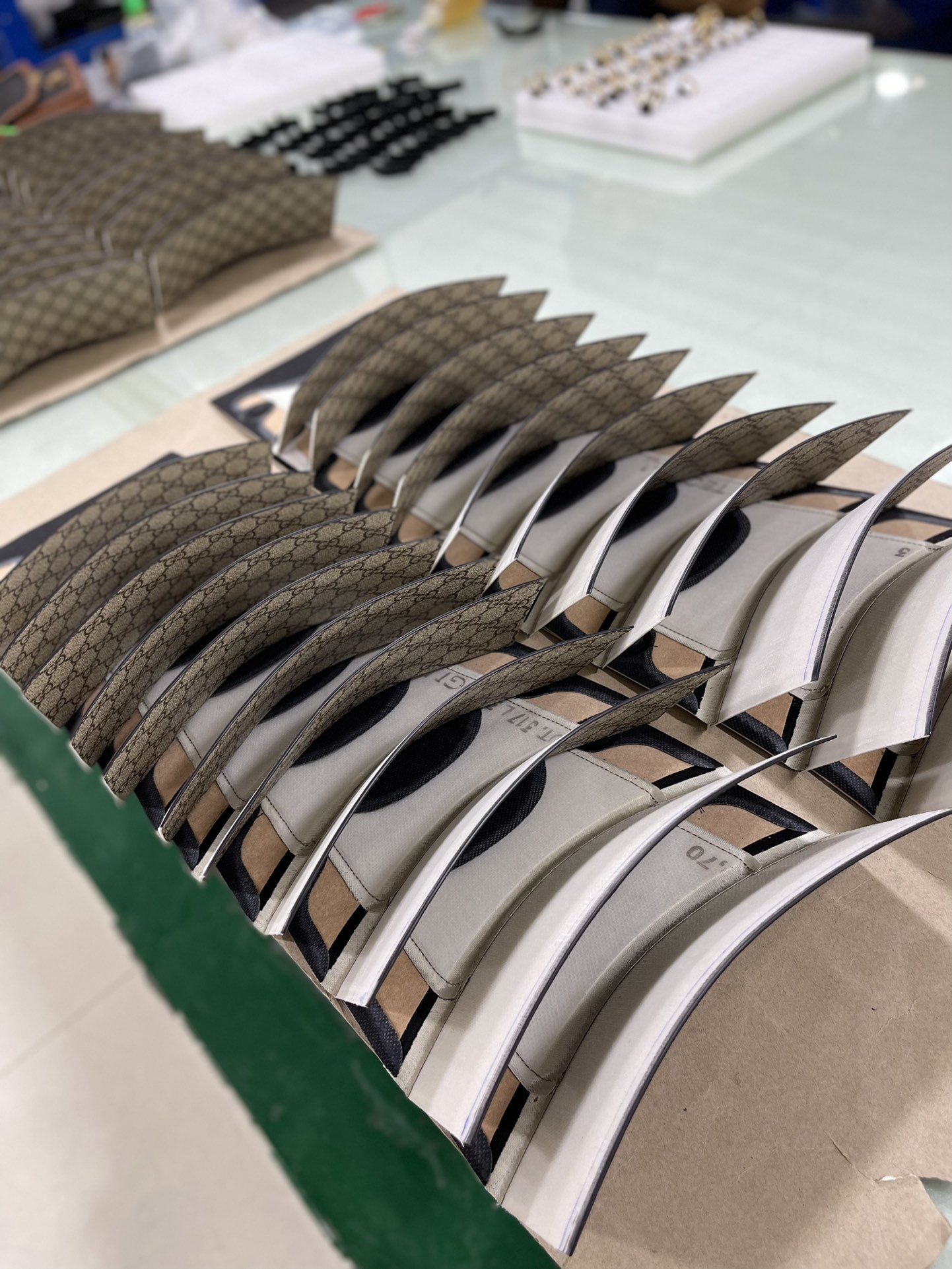 看看我们对产品的质量要求，展示这些车间散件图给亲们就是让你们知道我们里面都用了什么托料都托了些什么东西那个部位该托什么，这样出来的效果才能和媲美 8