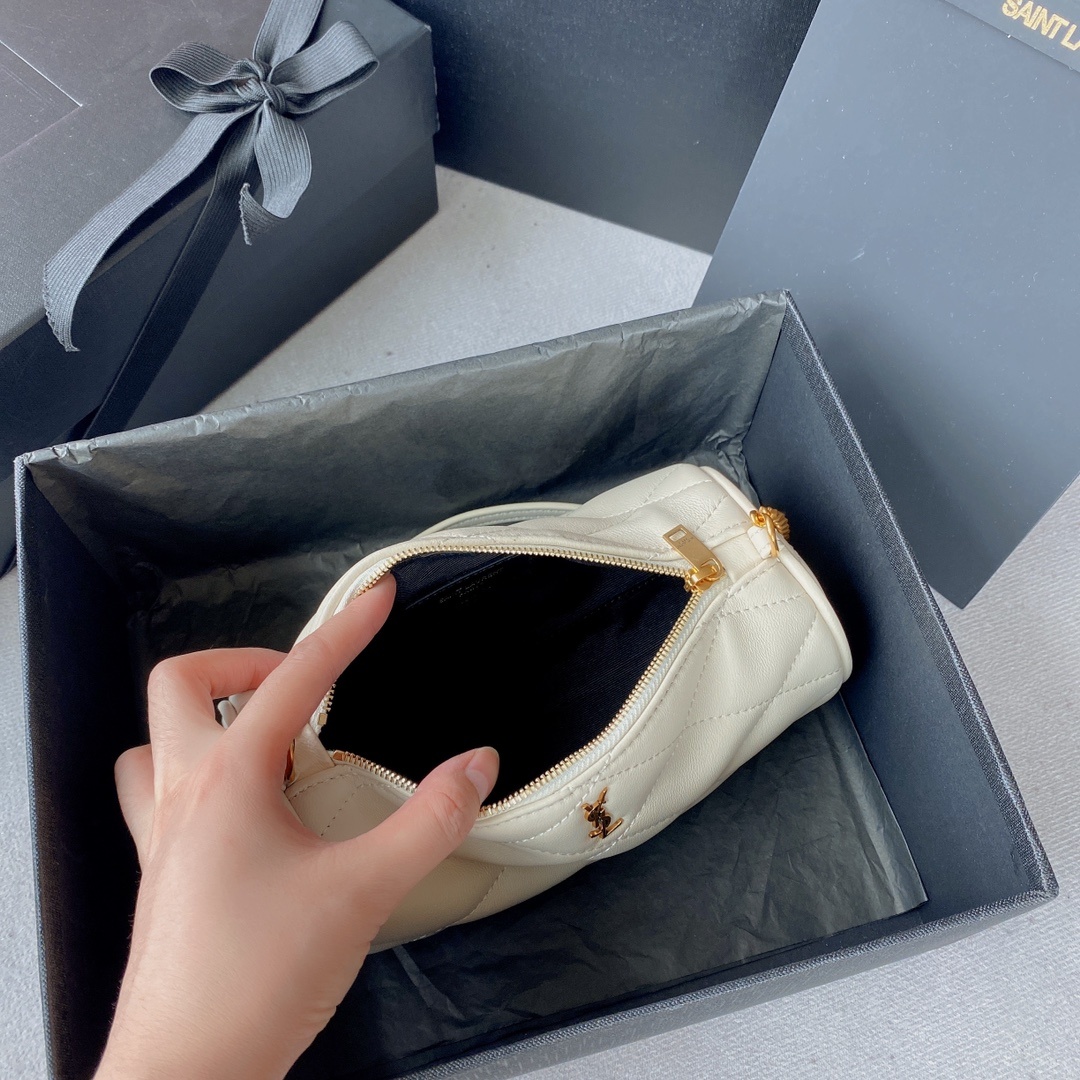 ️️不配包装Y家现在是在实行两手抓政策嘛不仅推出了超级无敌巨大的托特也有小巧迷你可爱的小圆包能满足不同人