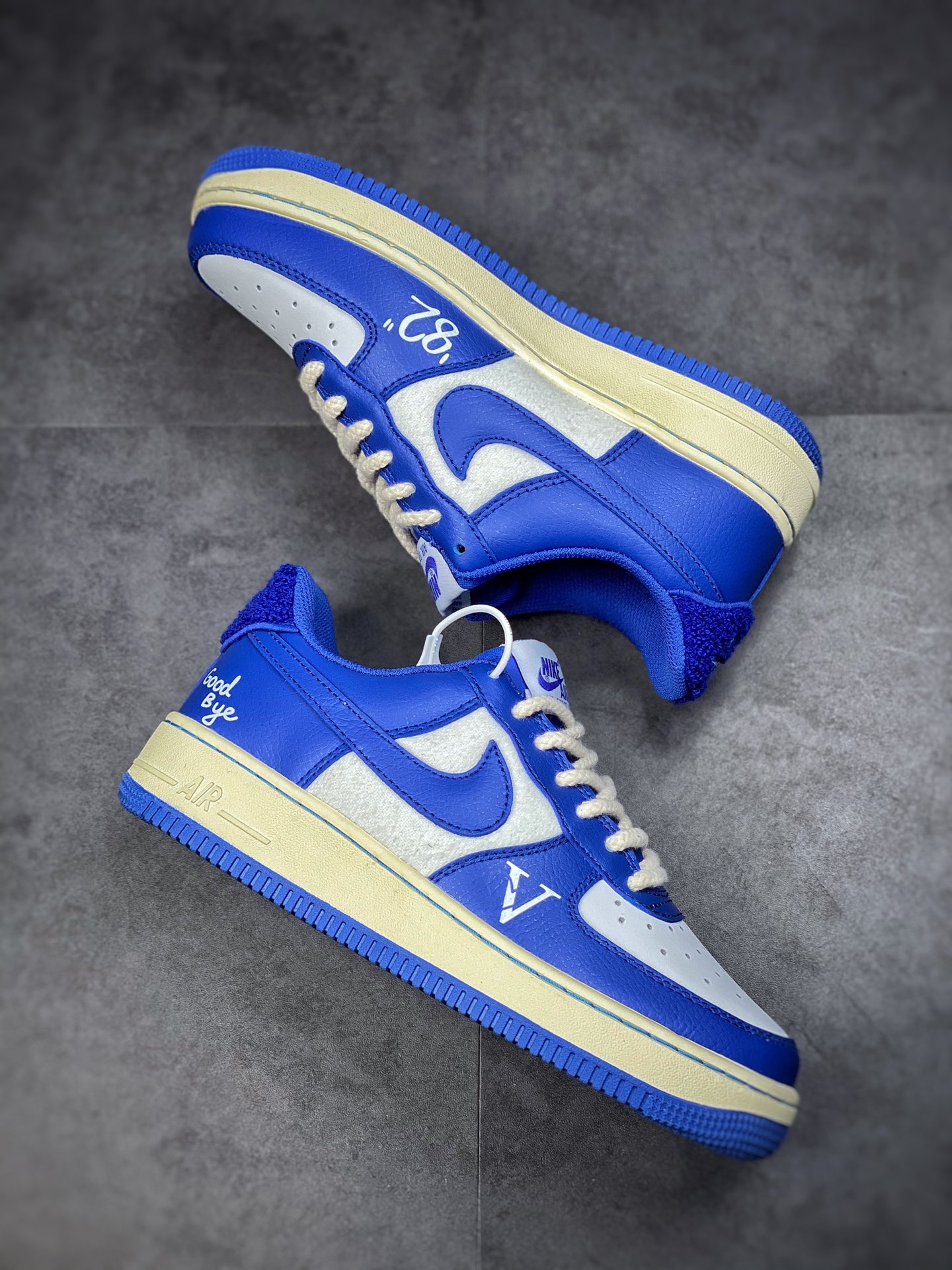 240 Nike Air Force 1 Low 07 二次元复古主题白蓝涂鸦DO5220-165