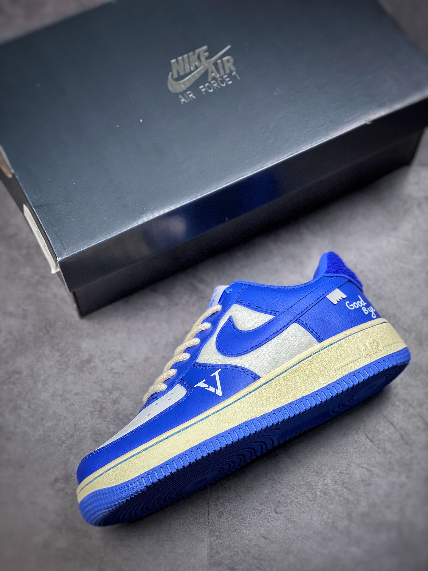 240 Nike Air Force 1 Low 07 二次元复古主题白蓝涂鸦DO5220-165