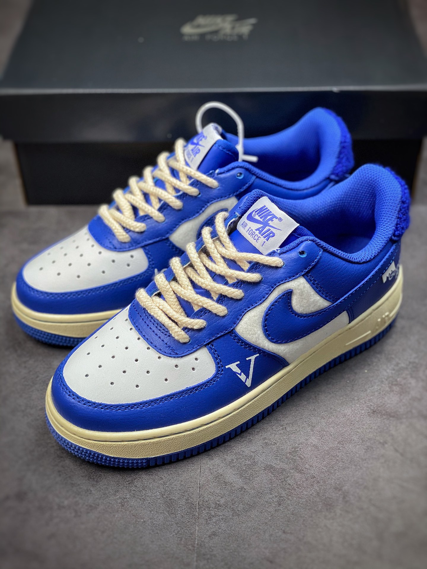240 Nike Air Force 1 Low 07 二次元复古主题白蓝涂鸦DO5220-165