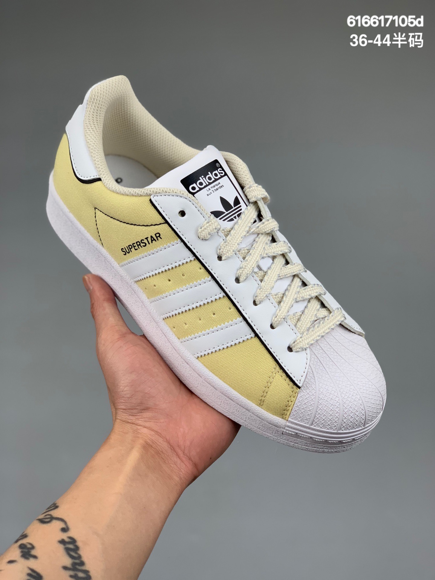 特价
公司级 Adidas Originals Superstar 经典贝壳头官网同步 实拍首发渠道正品订单 诠释市场最高工艺水平区别市面普通真标版本，进出专柜无压力 货号：GX7920 
尺码：36-44（带半码）
编码：616617105d