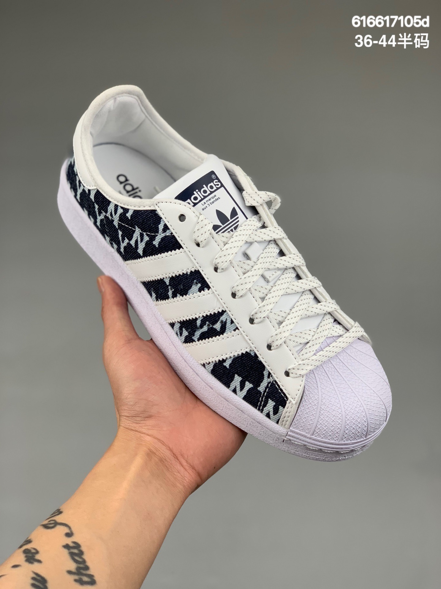 特价
公司级 Adidas Originals Superstar 经典贝壳头官网同步 实拍首发渠道正品订单 诠释市场最高工艺水平区别市面普通真标版本，进出专柜无压力 货号：GX7920 
尺码：36-44（带半码）
编码：616617105d