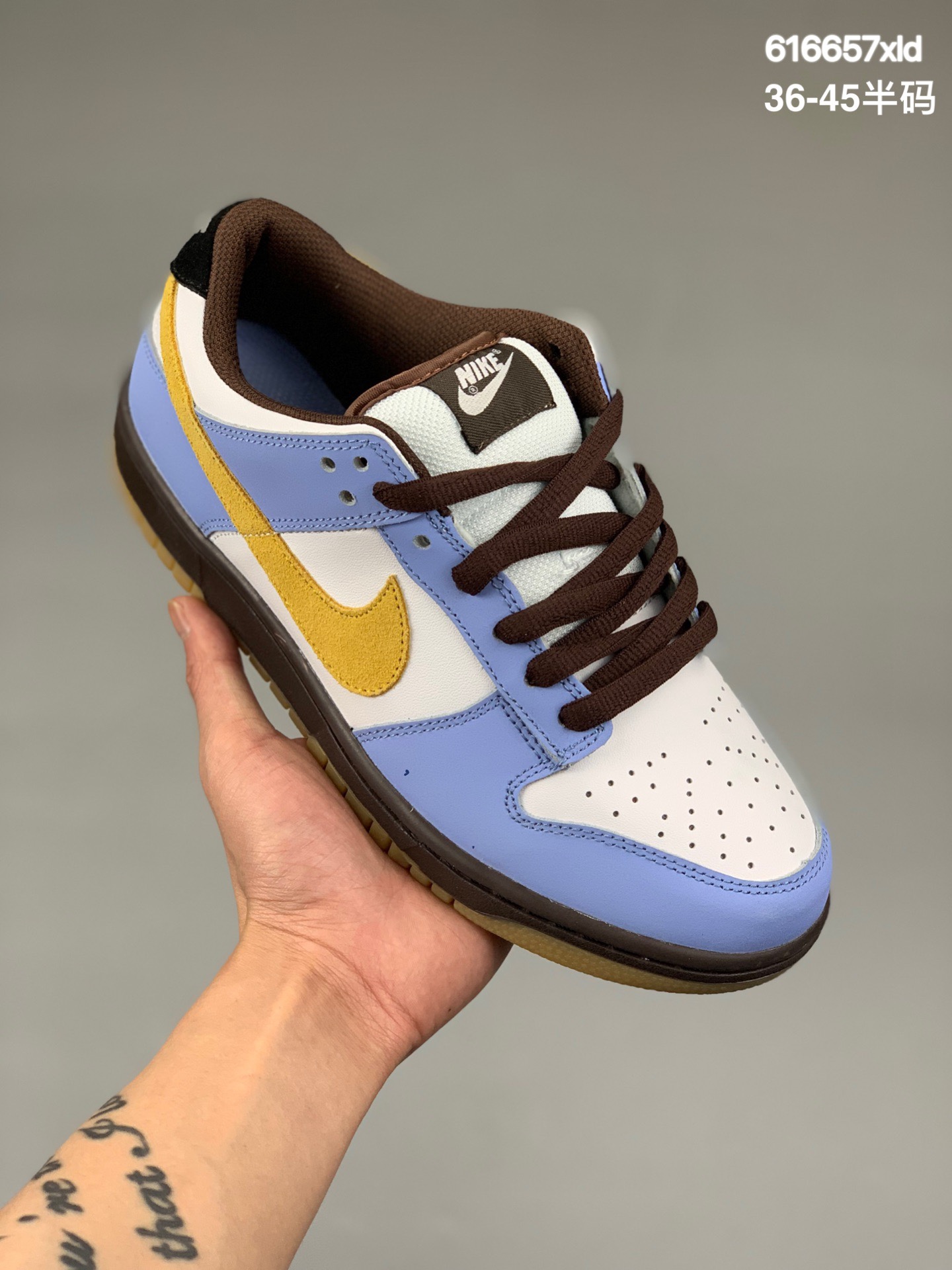 本地
NIKE DUNK SB LOW PRO SB HOMER 辛普森Dunk SB顾名思义，具有经典的Dunk血缘，又注入了更多的时尚元素。相较于普通的Dunk滑板鞋，改良版的Dunk SB加厚了鞋舌的填充，使舒适性大大提升，同时也更方便穿脱；中底部分则加入了脚感柔软舒适Zoom Air气垫，有效吸收滑板等极限运动在落地时带来的冲击力，为街头运动者们提供更好的保护  货号:304292-173码数：36 36.5 37.5 38 38.5 39 40 40.5 41 42 42.5 43 44 45
编码：616657xld