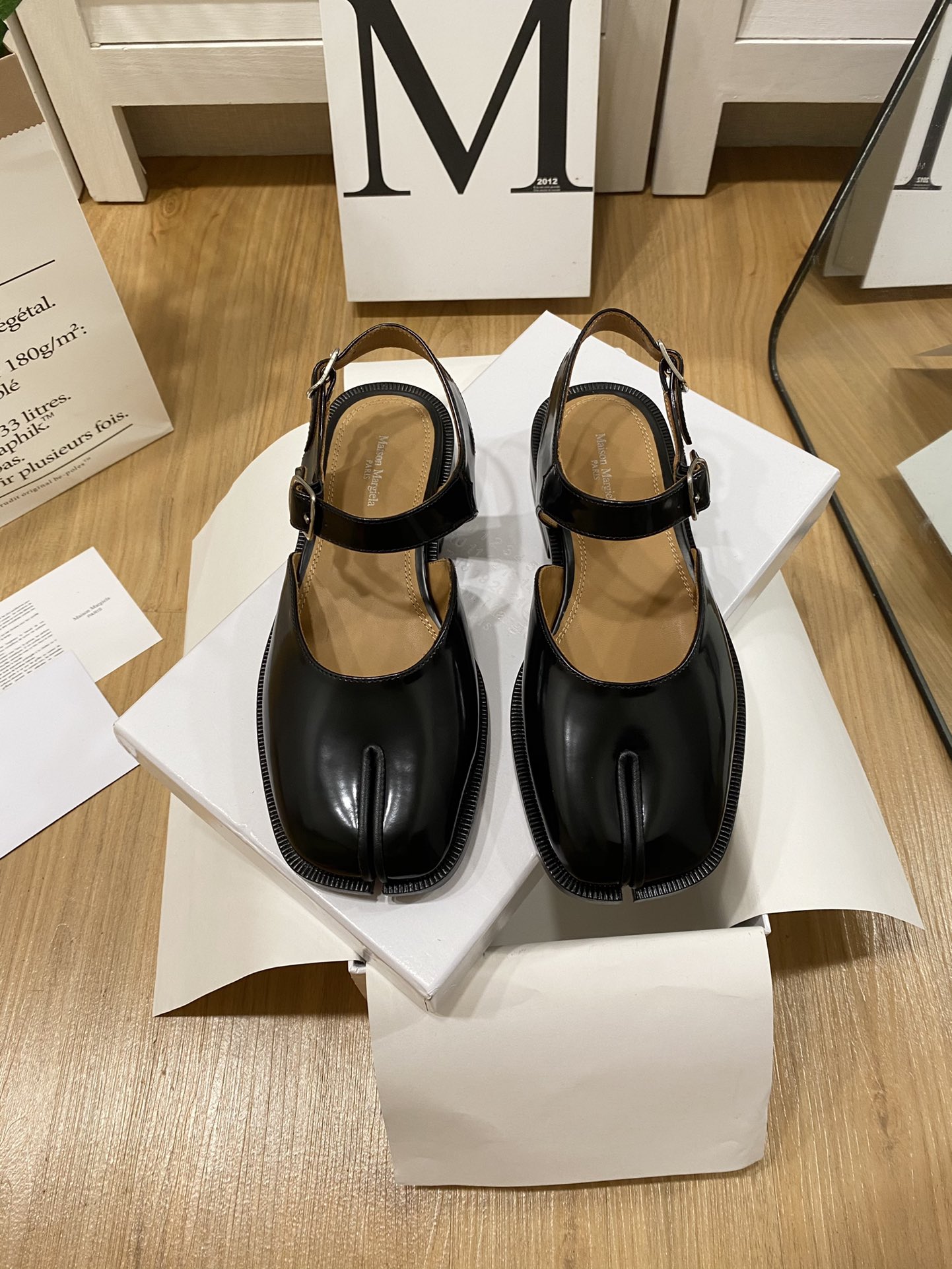 NO:167738,Maison Margiela｜MM6 classic split-toe Mary Jane single shoes. yb mold-opening, split-toe shoes are comfortable and exquisite, and the master's craftsmanship is not made by ordinary factories. The unique design tastes different from the past, which add a bit of dark style and handsomeness. The matching clothing makes it look more unique. Major Internet celebrities have put on it. This kind of shoes that can touch the soul at first sight are indeed rare, so I highly recommend it to you!  Go material, original custom imported calf leather, inner water dyed cowhide, outsole, imported cowhide, outsole, Italian imported cowhide, Size35-39 (customized by 40/41) Packaging original full set of packaging, top-level version, split-toe shoes, masion margiela,masion margiela,mary jane,cowhide19860909MaisonMargiela｜MM6马吉拉经典款分趾玛丽珍单鞋.yb开模打造,分趾鞋穿得舒适十分考究师傅的工艺水平,不是一般工厂会做的,设计独特与以往不同的味道是增加了几分黑暗风和帅气 搭配服装更显独特气质,各大网红纷纷上脚,这种一眼入魂的鞋子确实不多见,所以强烈推荐给各位！ Go 材质 鞋面原版定制进口小牛皮 内里水染牛皮 大底意大利进口牛皮大底 Size35-39（40/41定制） 包装原版全套包装 等级顶级版本,分趾鞋,masion margiela,masion margiela,mary jane,cowhide,Women's Shoes