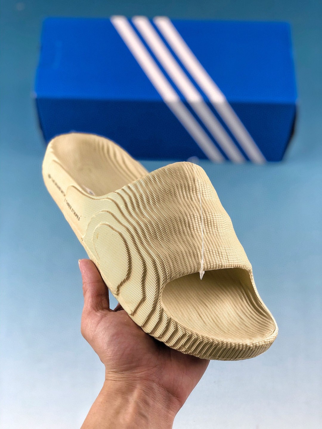 集合图
 支持放店
adidas originals Adilette 22 款黑色
旨在解答一个问题，即“太空中的拖鞋会长什
么样”。采用3D打印工艺制成，以火星探索为灵感，含未来感设计细节。采用橡胶外底，鞋床贴合足底，无论淋浴还是出街，力求带来舒适脚感！
货号：GX6949
Size: 40～45