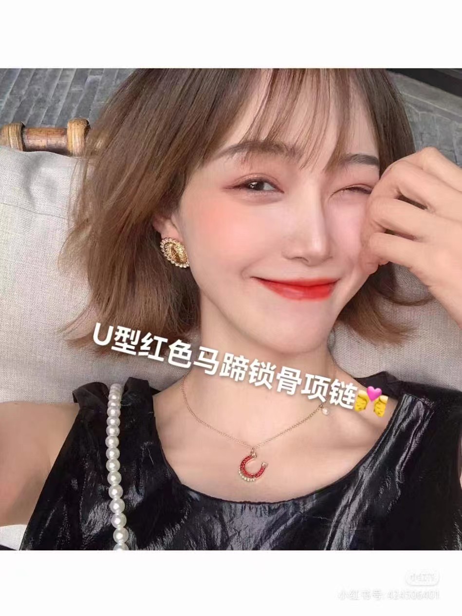 NO:714957,Swarovski Red Lucky U-shaped Horseshoe Necklace Horseshoe has always been regarded as a symbol of luck, and this magnificent eye-catching necklace combines gold-plated gold metal, red pavé Swarovski imitation crystal water and imitation water pearl beads, which can make you feel lucky every day. Swarovski necklace, stuart weitzman, necklace, gold plating19860909Swarovski 红幸色运U型马项蹄链 马蹄铁一直视被为是幸运象的征,而款这瑰丽夺的目项链合揉了镀金金色属、红色密镶Swarovski仿晶水及仿水珍晶珠,可让您天每都感到运幸常伴左右.,施华洛项链,stuart weitzman,necklace,gold plating,Jewelry