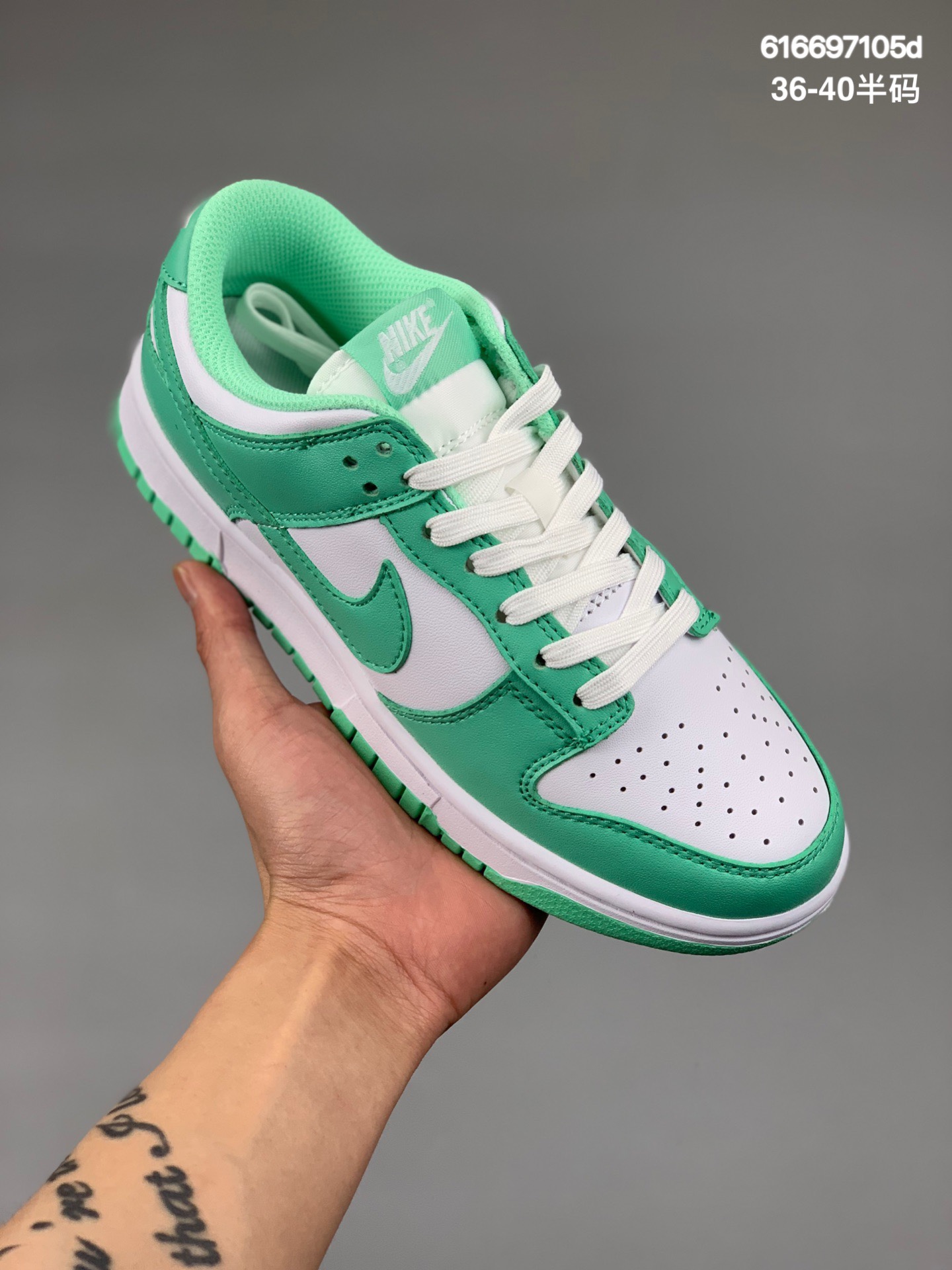 本地
耐克Nike Dunk Low 扣篮系列复古低帮休闲运动滑板板鞋。采用脚感柔软舒适ZoomAir气垫，有效吸收滑板等极限运动在落地时带来的冲击力，为街头运动者们提供更好的保护货号: DD1503 
Size：36-40半码
编码：616697105d