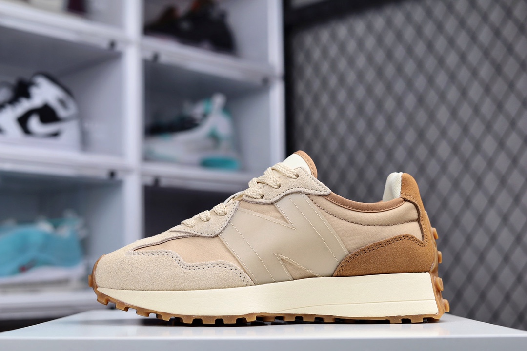 G5 New Balance NB327 复古单品原盒版本 采用尼龙及猪巴革麂皮物料拼接构成中底高弹PU材质及满丁防滑橡胶外底上世纪 70 年代的意大利街头风格NB新百伦 全新 New Balance 327 系列，以更纯粹的复古风格设计打造的全新造型。侧身还以解构设计，将 N 字标志以做旧压花样式呈现，样式别具新意。而麂皮、冲孔皮革的塑造，则呈现出高级怀旧气质，也让鞋款在奢华时装风格与运动氛围之间达到了平衡XDD