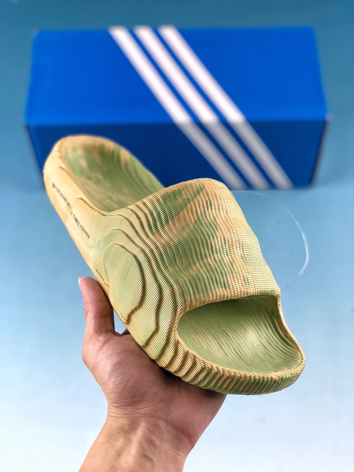  支持放店
adidas originals Adilette 22 款黑色
旨在解答一个问题，即“太空中的拖鞋会长什
么样”。采用3D打印工艺制成，以火星探索为灵感，含未来感设计细节。采用橡胶外底，鞋床贴合足底，无论淋浴还是出街，力求带来舒适脚感！
货号：GX6949
Size: 40～45