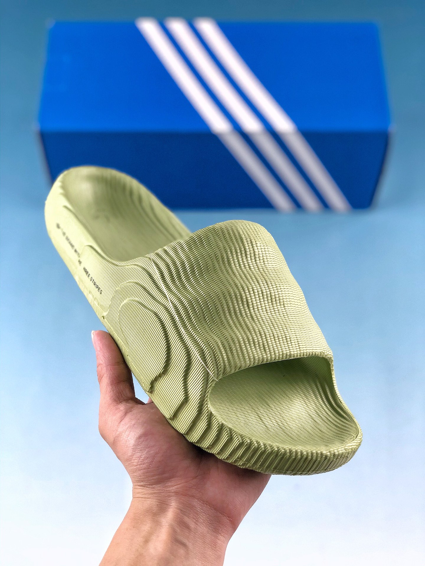  支持放店
adidas originals Adilette 22 款黑色
旨在解答一个问题，即“太空中的拖鞋会长什
么样”。采用3D打印工艺制成，以火星探索为灵感，含未来感设计细节。采用橡胶外底，鞋床贴合足底，无论淋浴还是出街，力求带来舒适脚感！
货号：GX6949
Size: 40～45