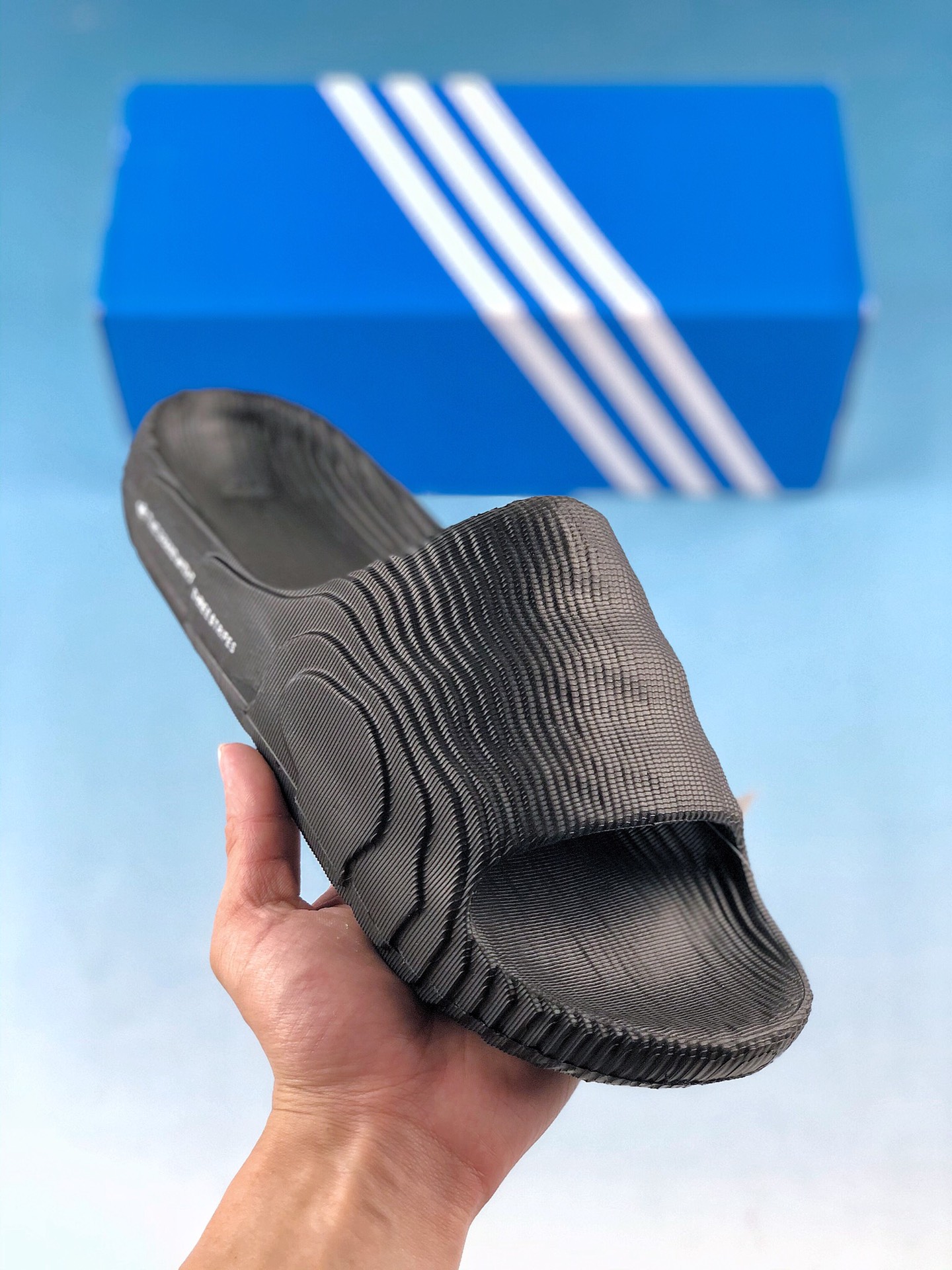  支持放店
adidas originals Adilette 22 款黑色
旨在解答一个问题，即“太空中的拖鞋会长什
么样”。采用3D打印工艺制成，以火星探索为灵感，含未来感设计细节。采用橡胶外底，鞋床贴合足底，无论淋浴还是出街，力求带来舒适脚感！
货号：GX6949
Size: 40～45