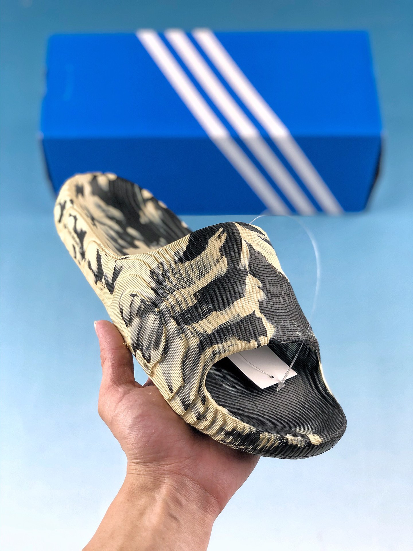  支持放店
adidas originals Adilette 22 款黑色
旨在解答一个问题，即“太空中的拖鞋会长什
么样”。采用3D打印工艺制成，以火星探索为灵感，含未来感设计细节。采用橡胶外底，鞋床贴合足底，无论淋浴还是出街，力求带来舒适脚感！
货号：GX6949
Size: 40～45