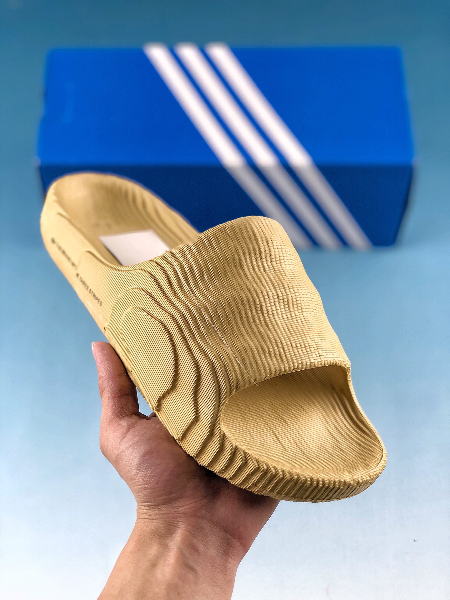  支持放店
adidas originals Adilette 22 款黑色
旨在解答一个问题，即“太空中的拖鞋会长什
么样”。采用3D打印工艺制成，以火星探索为灵感，含未来感设计细节。采用橡胶外底，鞋床贴合足底，无论淋浴还是出街，力求带来舒适脚感！
货号：GX6949
Size: 40～45