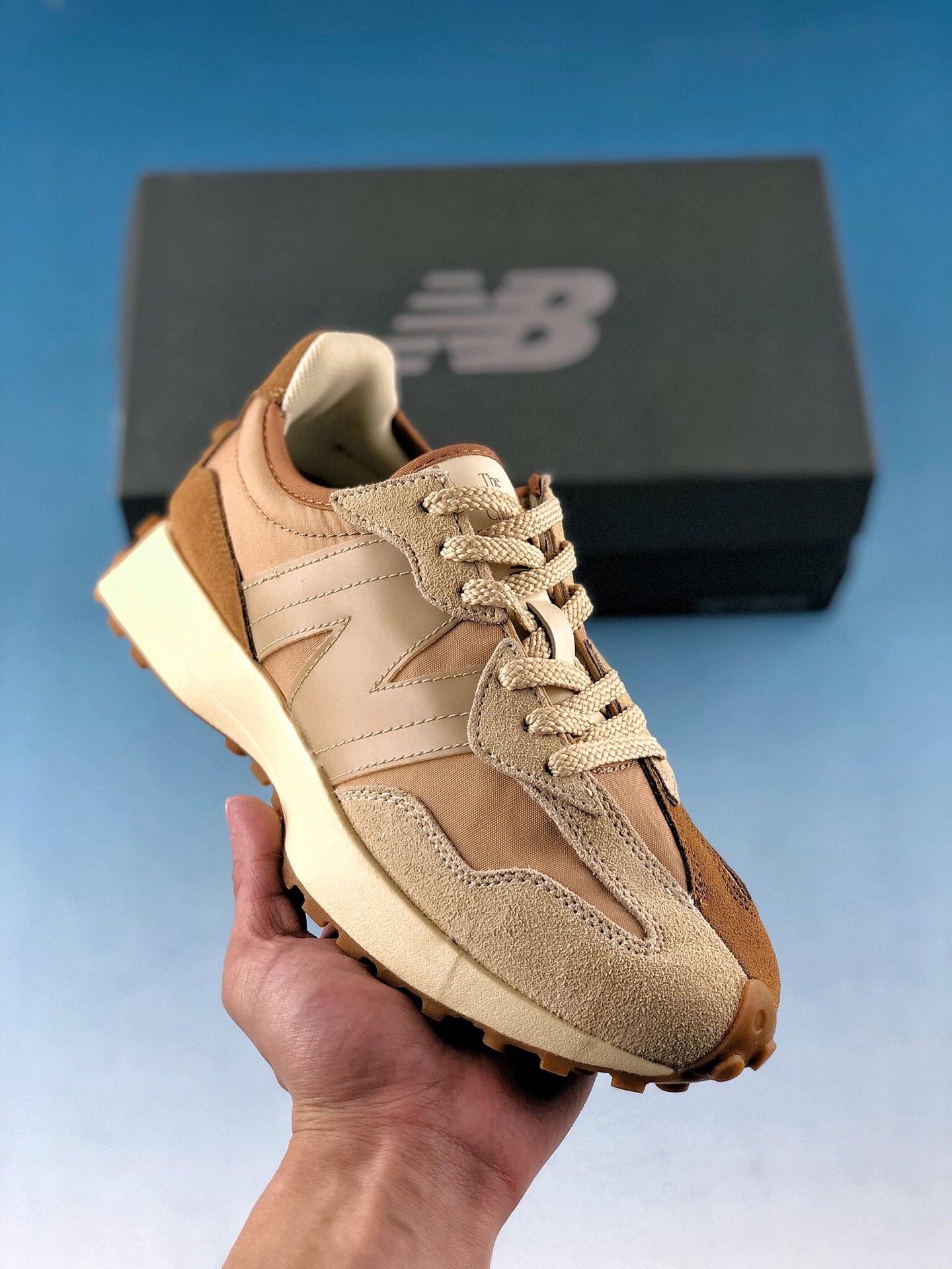  支持放店
 New Balance MS327系列复古休闲运动慢跑鞋 MS327AAN
#全新 New Balance 327 系列，以更纯粹的复古风格设计打造的全新造型。侧身还以解构设计，将 N 字标志以做旧压花样式呈现，样式别具新意。而麂皮、冲孔皮革的塑造，则呈现出高级怀旧气质，也让鞋款在奢华时装风格与运动氛围之间达到了平衡。
尺码：36 37 37.5 38 38.5 39.5 40 40.5 41.5 42 42.5 43 44 45