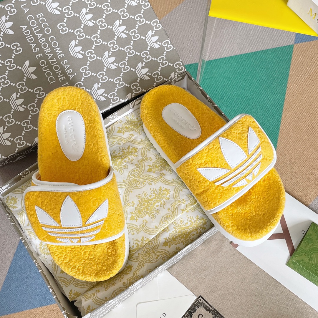 Sandalias con plataforma y velcro con trébol de marca compartida adidas x Gucci Como parte de la serie de marca compart…