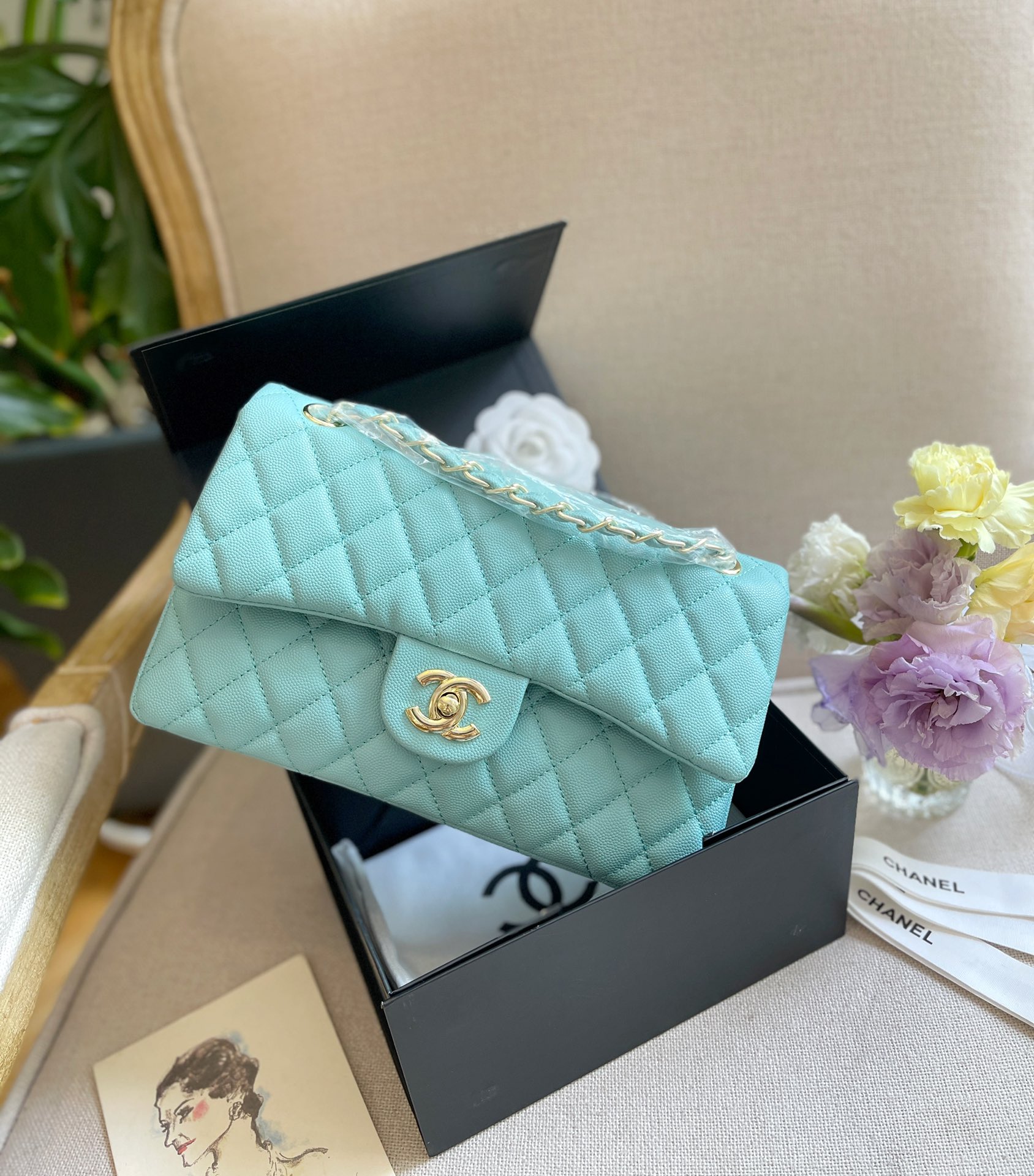 J5 绝美鱼子酱cf 金扣无疑是个美胚子! chanel 2.55 cf 百看不厌 开启新纪元的Chanel香奈儿开启了经典款CF各size的花样年华，上做装饰，抢到代购们头破血流火的一塌糊涂!简直就是狙击小仙女们心脏的利器!本身就万人求的mini CF经典之作,已经非常难遇难购了，再添上这左右不对称的珍珠链条设计后更仙了!珍珠女孩的优雅与温柔就像珍珠本身的特质光泽一般在召唤着双目。有一种召唤神仙们来打架的气氛，稍带烟火气息，正好你是接地气的小仙女呀! 尺寸25