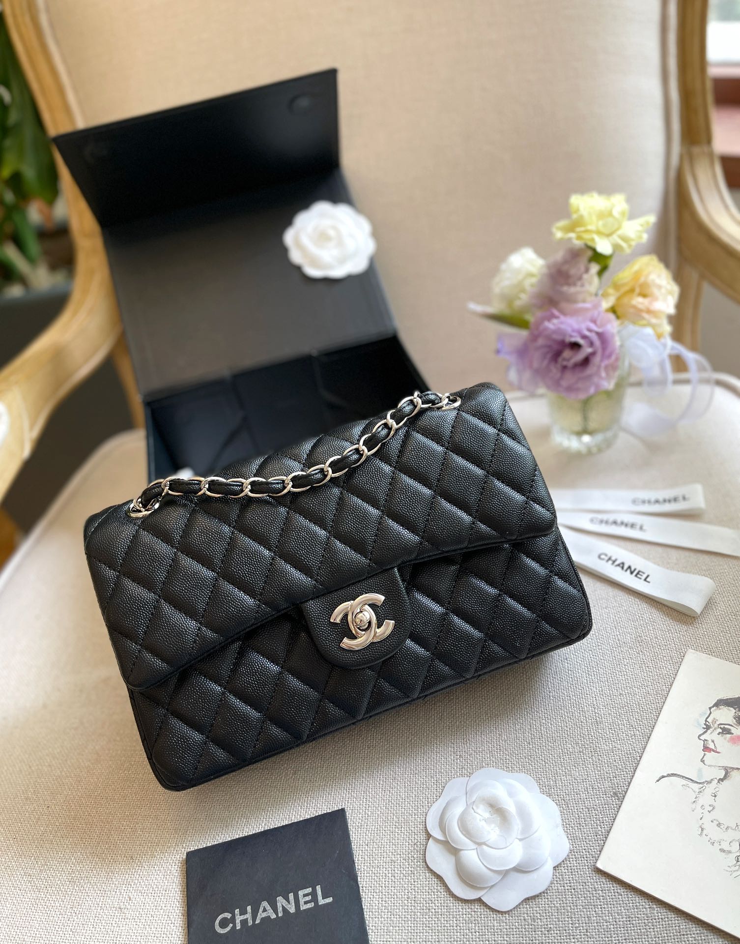 J5 绝美鱼子酱cf1112银扣 无疑是个美胚子! chanel 2.55 cf 百看不厌 开启新纪元的Chanel香奈儿开启了经典款CF各size的花样年华，上做装饰，抢到代购们头破血流火的一塌糊涂!简直就是狙击小仙女们心脏的利器!本身就万人求的mini CF经典之作,已经非常难遇难购了，再添上这左右不对称的珍珠链条设计后更仙了!珍珠女孩的优雅与温柔就像珍珠本身的特质光泽一般在召唤着双目。有一种召唤神仙们来打架的气氛，稍带烟火气息，正好你是接地气的小仙女呀! 尺寸25