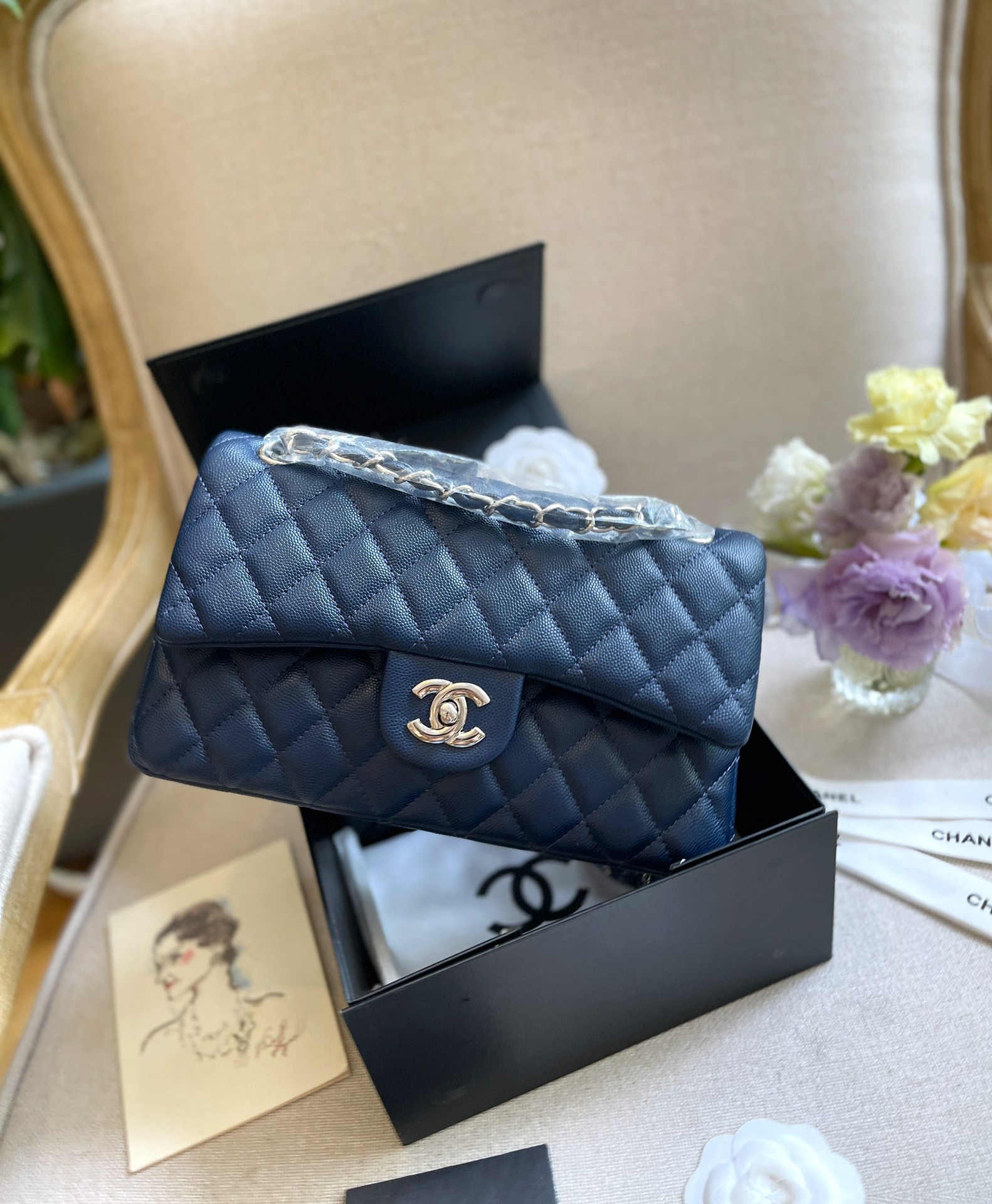 J5 绝美鱼子酱cf 无疑是个美胚子! chanel 2.55 cf 百看不厌 开启新纪元的Chanel香奈儿开启了经典款CF各size的花样年华，上做装饰，抢到代购们头破血流火的一塌糊涂!简直就是狙击小仙女们心脏的利器!本身就万人求的mini CF经典之作,已经非常难遇难购了，再添上这左右不对称的珍珠链条设计后更仙了!珍珠女孩的优雅与温柔就像珍珠本身的特质光泽一般在召唤着双目。有一种召唤神仙们来打架的气氛，稍带烟火气息，正好你是接地气的小仙女呀! 尺寸25