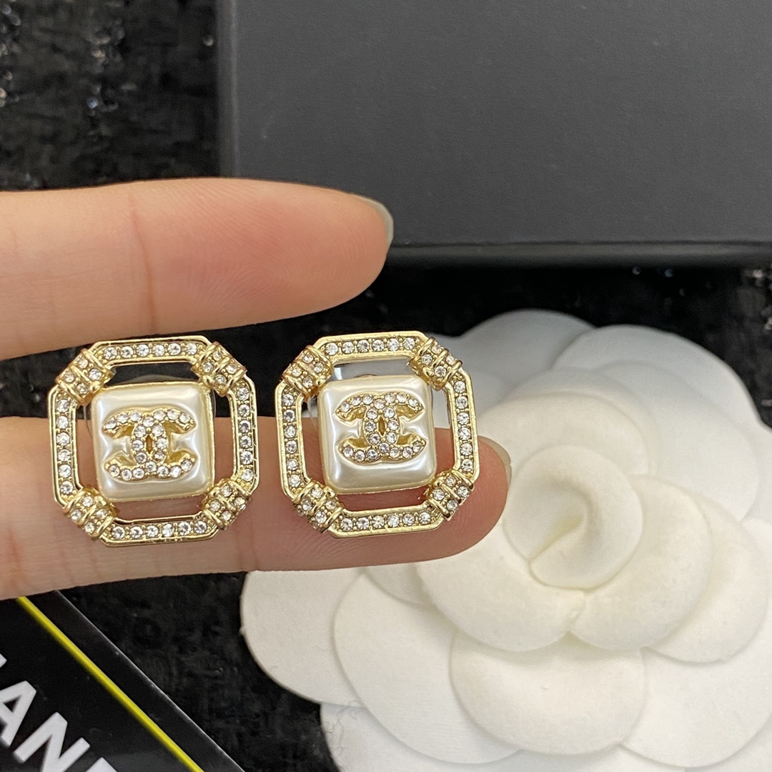P60▪️编码E1170   0657260
🛍专柜最新款同步上新❣
🛍耳钉火热爆款来袭🤑🤑
🛍这个品牌在时尚女性当中绝对无所不知🧐都知道它的经典与岁月🤟逢出货必火的一个知名品牌👄同步专柜🤔正品开模👏独家高端品质👍超好卖超抢手🔥