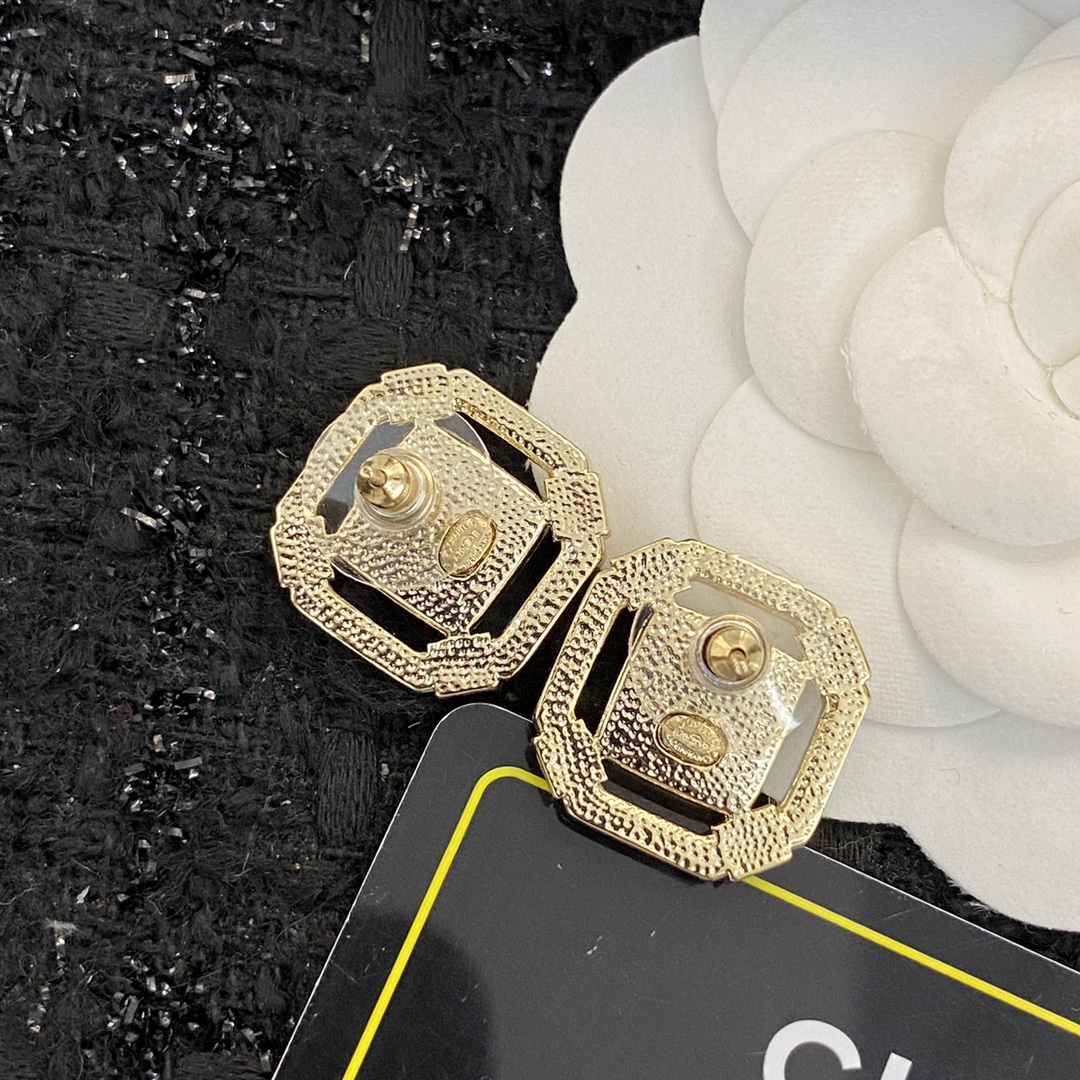 P60▪️编码E1170   0657260
🛍专柜最新款同步上新❣
🛍耳钉火热爆款来袭🤑🤑
🛍这个品牌在时尚女性当中绝对无所不知🧐都知道它的经典与岁月🤟逢出货必火的一个知名品牌👄同步专柜🤔正品开模👏独家高端品质👍超好卖超抢手🔥