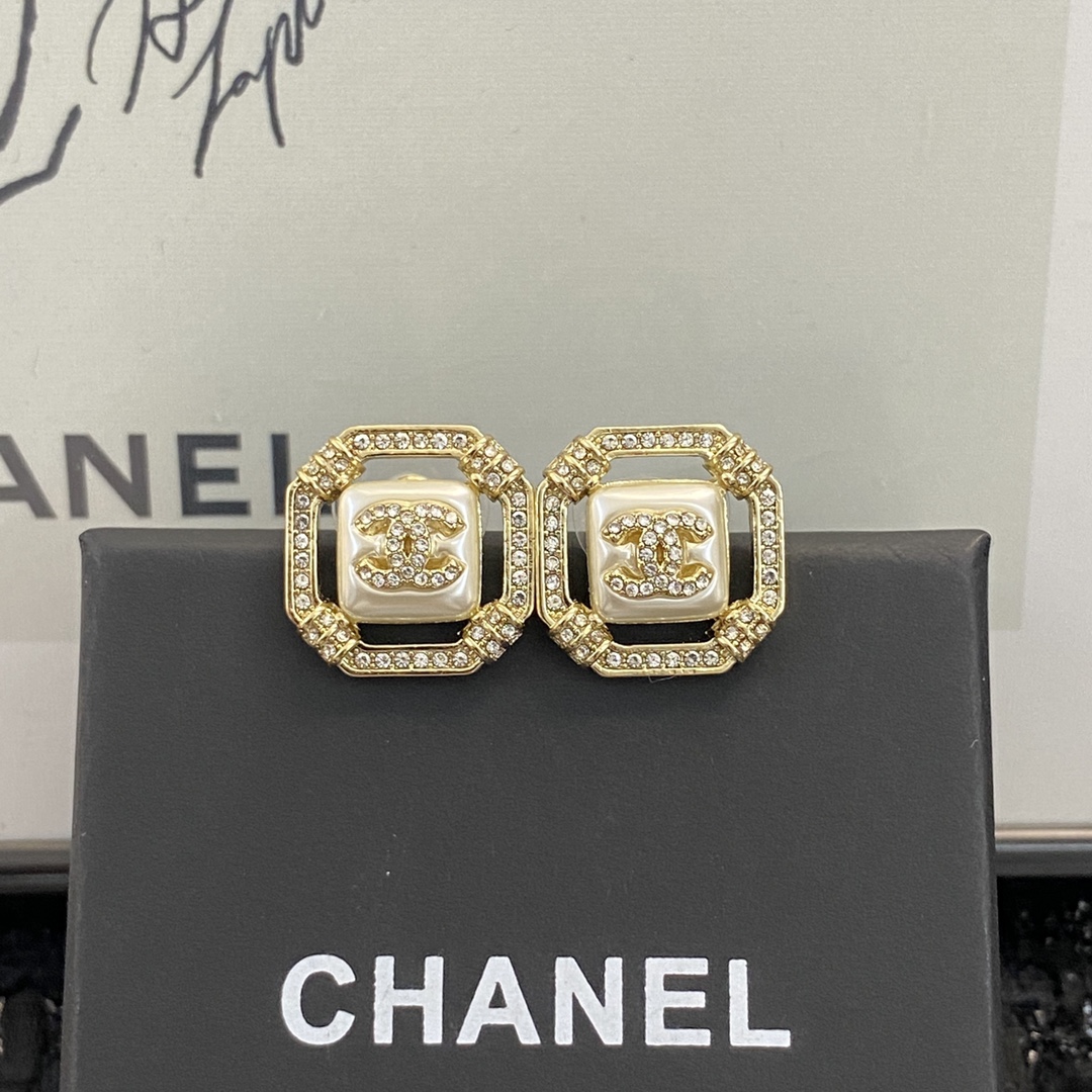 P60▪️编码E1170   0657260
🛍专柜最新款同步上新❣
🛍耳钉火热爆款来袭🤑🤑
🛍这个品牌在时尚女性当中绝对无所不知🧐都知道它的经典与岁月🤟逢出货必火的一个知名品牌👄同步专柜🤔正品开模👏独家高端品质👍超好卖超抢手🔥