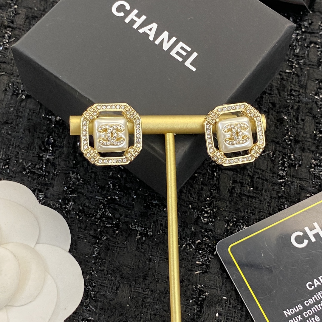 P60▪️编码E1170   0657260
🛍专柜最新款同步上新❣
🛍耳钉火热爆款来袭🤑🤑
🛍这个品牌在时尚女性当中绝对无所不知🧐都知道它的经典与岁月🤟逢出货必火的一个知名品牌👄同步专柜🤔正品开模👏独家高端品质👍超好卖超抢手🔥
