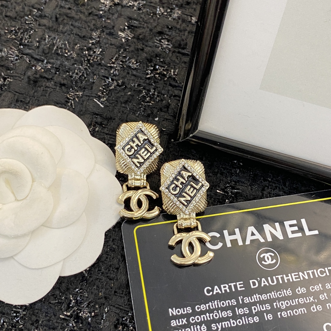 P60 ▪编码E1191    0753740
🛍【CHANEL】🇪🇬
🛍专柜最新款同步上新❣
🛍香奈儿耳钉火热爆款来袭🤑🤑
🛍大牌香奶奶这个品牌在时尚女性当中绝对无所不知🧐都知道它的经典与岁月🤟逢出货必火的一个知名品牌👄同步专柜🤔正品开模👏独家高端品质👍超好卖超抢手🔥