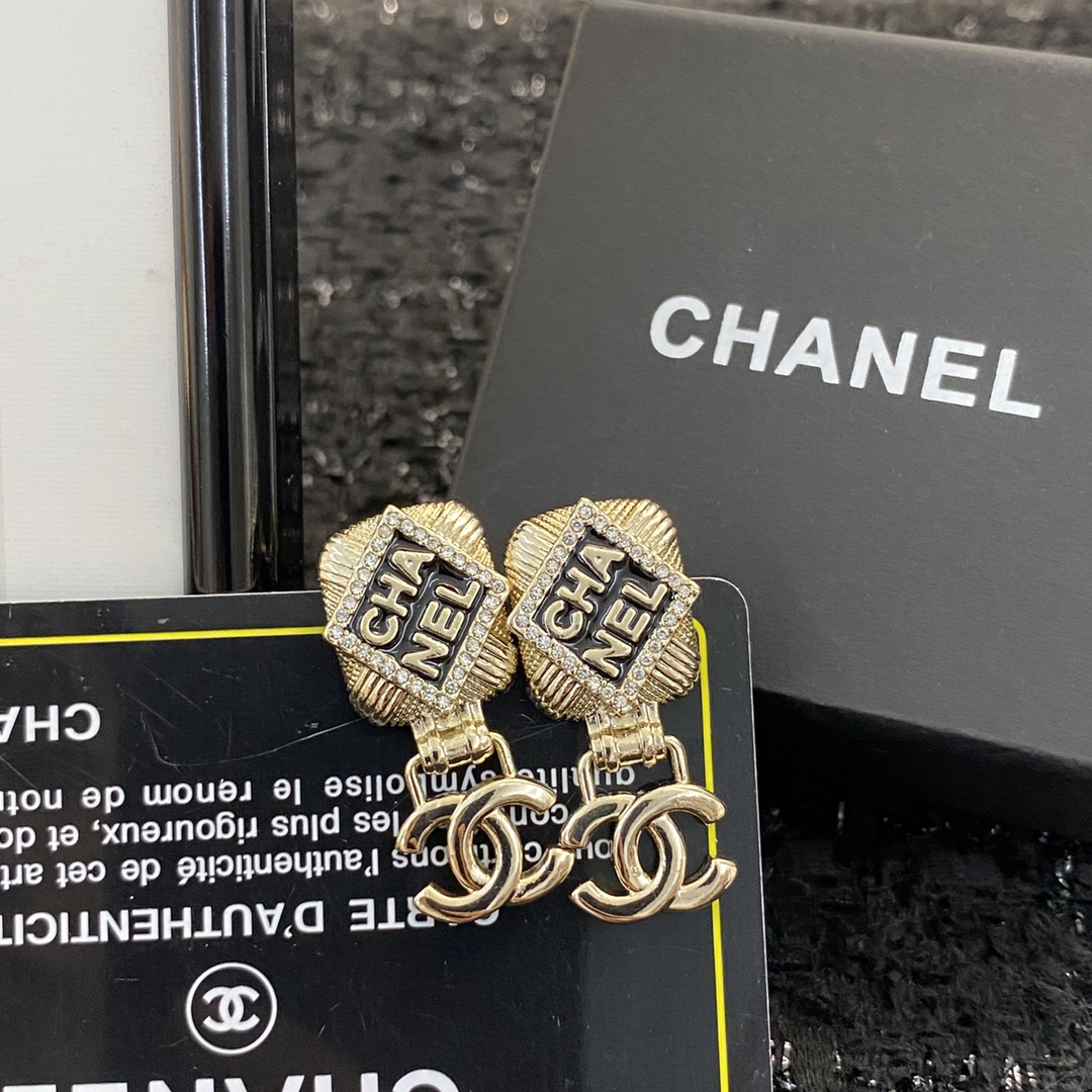 P60 ▪编码E1191    0753740
🛍【CHANEL】🇪🇬
🛍专柜最新款同步上新❣
🛍香奈儿耳钉火热爆款来袭🤑🤑
🛍大牌香奶奶这个品牌在时尚女性当中绝对无所不知🧐都知道它的经典与岁月🤟逢出货必火的一个知名品牌👄同步专柜🤔正品开模👏独家高端品质👍超好卖超抢手🔥