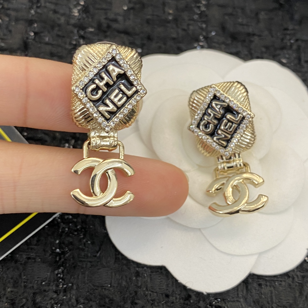 P60 ▪编码E1191    0753740
🛍【CHANEL】🇪🇬
🛍专柜最新款同步上新❣
🛍香奈儿耳钉火热爆款来袭🤑🤑
🛍大牌香奶奶这个品牌在时尚女性当中绝对无所不知🧐都知道它的经典与岁月🤟逢出货必火的一个知名品牌👄同步专柜🤔正品开模👏独家高端品质👍超好卖超抢手🔥