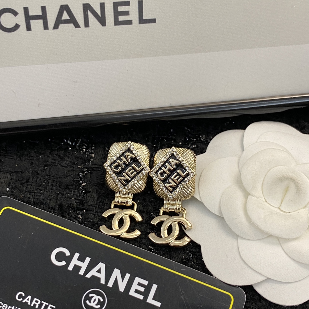 P60 ▪编码E1191    0753740
🛍【CHANEL】🇪🇬
🛍专柜最新款同步上新❣
🛍香奈儿耳钉火热爆款来袭🤑🤑
🛍大牌香奶奶这个品牌在时尚女性当中绝对无所不知🧐都知道它的经典与岁月🤟逢出货必火的一个知名品牌👄同步专柜🤔正品开模👏独家高端品质👍超好卖超抢手🔥