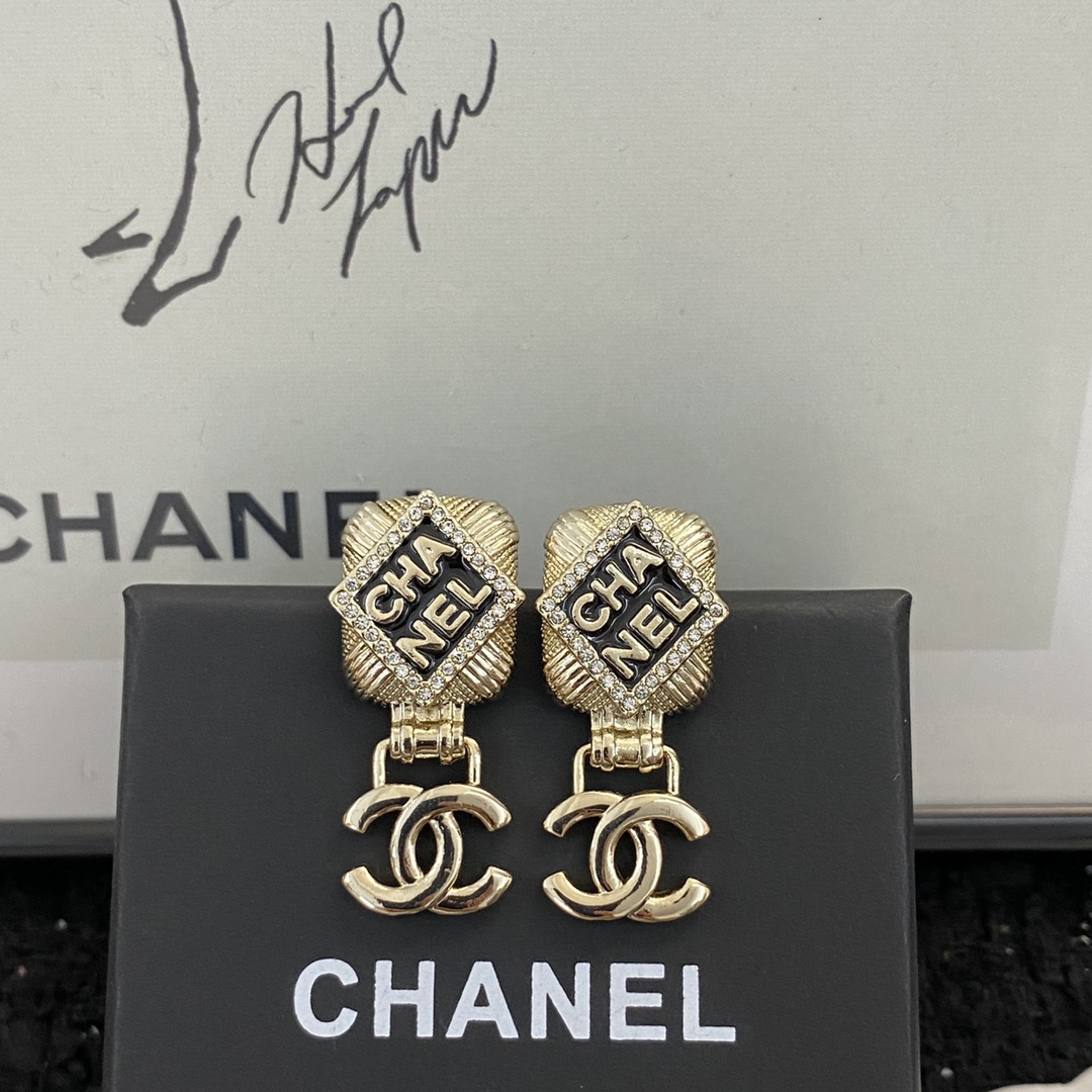 P60 ▪编码E1191    0753740
🛍【CHANEL】🇪🇬
🛍专柜最新款同步上新❣
🛍香奈儿耳钉火热爆款来袭🤑🤑
🛍大牌香奶奶这个品牌在时尚女性当中绝对无所不知🧐都知道它的经典与岁月🤟逢出货必火的一个知名品牌👄同步专柜🤔正品开模👏独家高端品质👍超好卖超抢手🔥