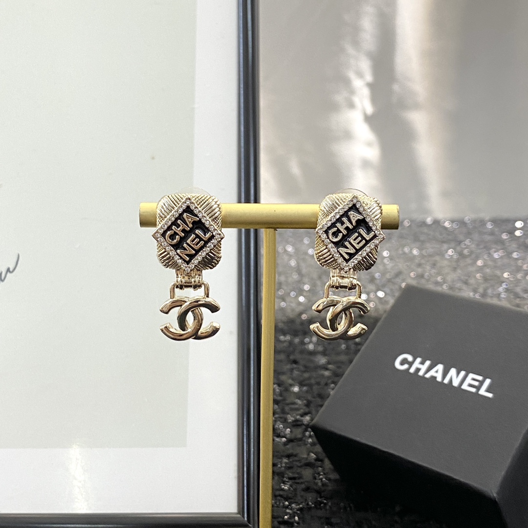 P60 ▪编码E1191    0753740
🛍【CHANEL】🇪🇬
🛍专柜最新款同步上新❣
🛍香奈儿耳钉火热爆款来袭🤑🤑
🛍大牌香奶奶这个品牌在时尚女性当中绝对无所不知🧐都知道它的经典与岁月🤟逢出货必火的一个知名品牌👄同步专柜🤔正品开模👏独家高端品质👍超好卖超抢手🔥