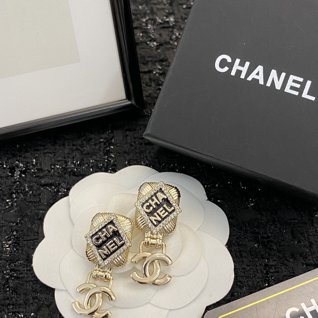 P60 ▪编码E1191    0753740
🛍【CHANEL】🇪🇬
🛍专柜最新款同步上新❣
🛍香奈儿耳钉火热爆款来袭🤑🤑
🛍大牌香奶奶这个品牌在时尚女性当中绝对无所不知🧐都知道它的经典与岁月🤟逢出货必火的一个知名品牌👄同步专柜🤔正品开模👏独家高端品质👍超好卖超抢手🔥