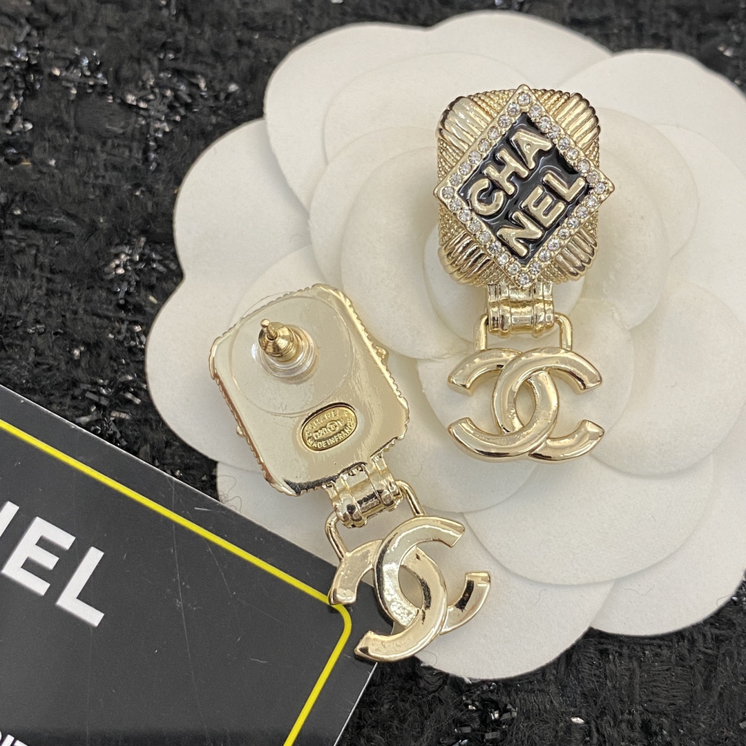 P60 ▪编码E1191    0753740
🛍【CHANEL】🇪🇬
🛍专柜最新款同步上新❣
🛍香奈儿耳钉火热爆款来袭🤑🤑
🛍大牌香奶奶这个品牌在时尚女性当中绝对无所不知🧐都知道它的经典与岁月🤟逢出货必火的一个知名品牌👄同步专柜🤔正品开模👏独家高端品质👍超好卖超抢手🔥