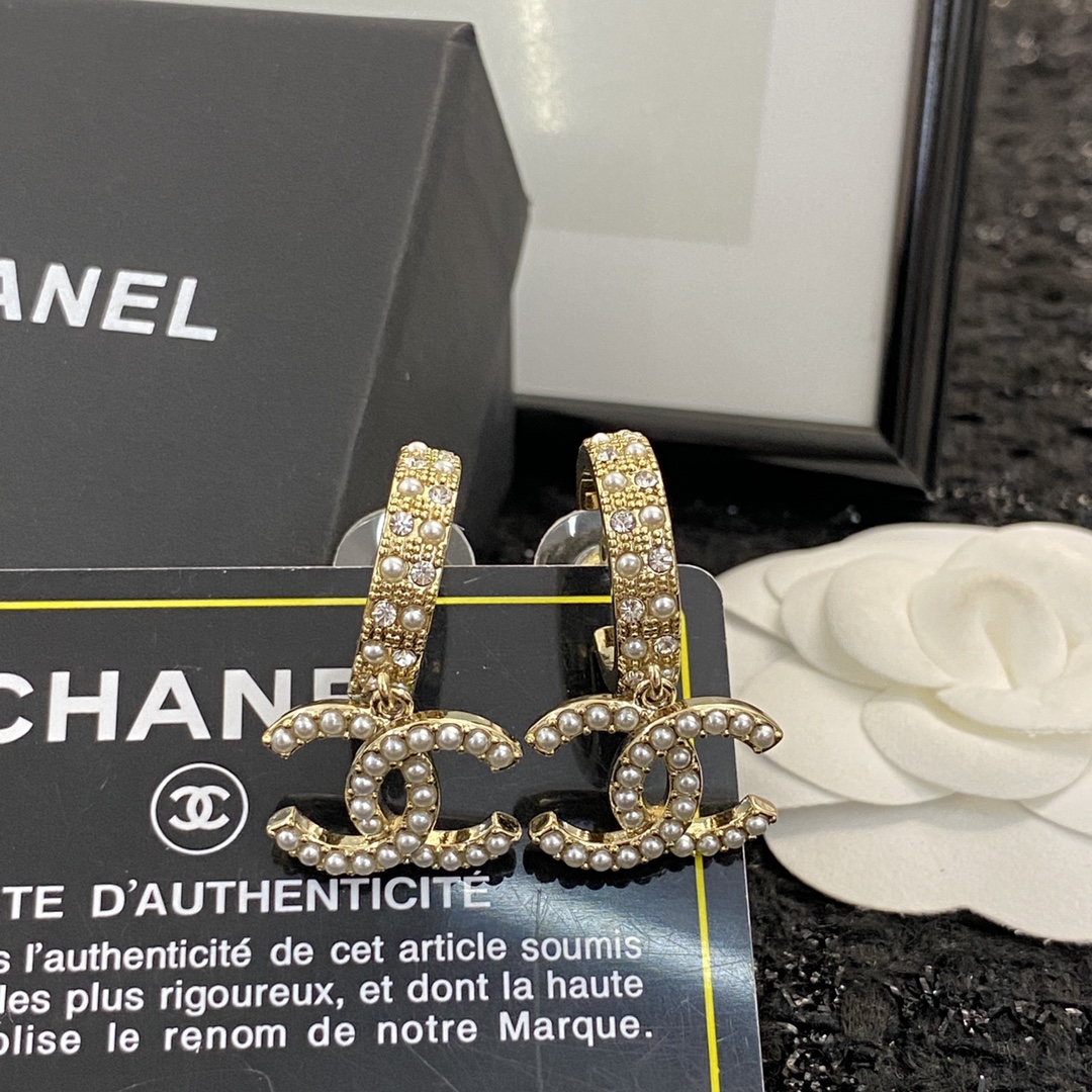 P65 编码E1184   0857845
🛍耳钉热销款火爆上新❣
🛍同步专柜‼独家高端品质实拍图‼代购级别‼做工精致细腻👍重工版本😎超级仙女唯美的一款🧐做工超级细心无漏洞🤩媲美zp🌟买到就是赚到❤