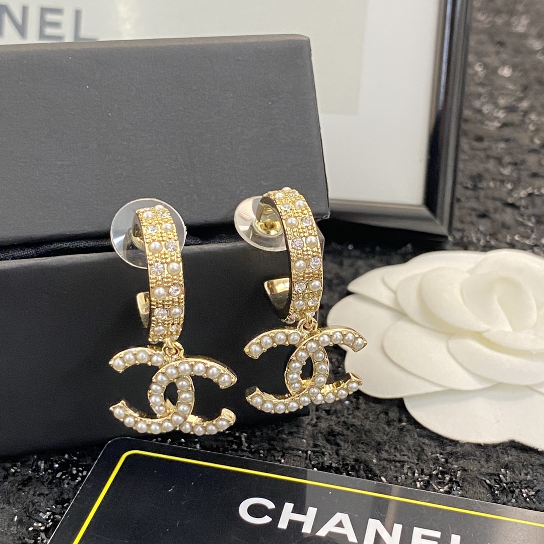 P65 编码E1184   0857845
🛍耳钉热销款火爆上新❣
🛍同步专柜‼独家高端品质实拍图‼代购级别‼做工精致细腻👍重工版本😎超级仙女唯美的一款🧐做工超级细心无漏洞🤩媲美zp🌟买到就是赚到❤