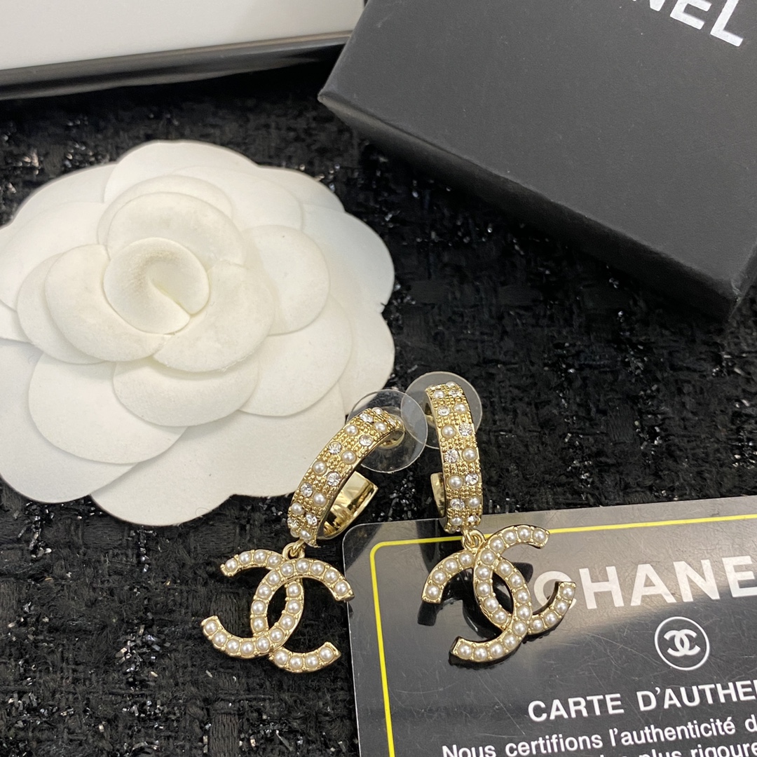 P65 编码E1184   0857845
🛍耳钉热销款火爆上新❣
🛍同步专柜‼独家高端品质实拍图‼代购级别‼做工精致细腻👍重工版本😎超级仙女唯美的一款🧐做工超级细心无漏洞🤩媲美zp🌟买到就是赚到❤