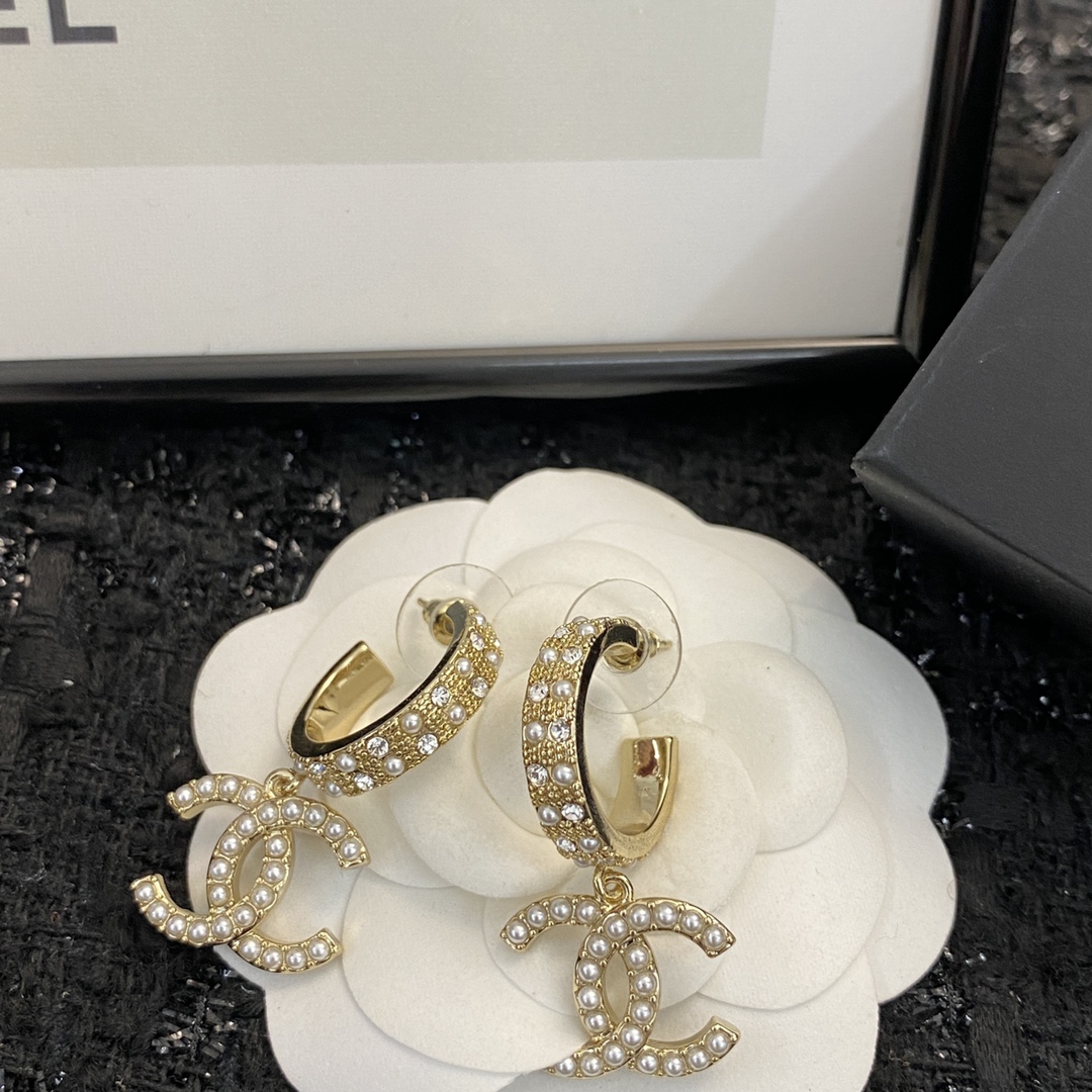 P65 编码E1184   0857845
🛍耳钉热销款火爆上新❣
🛍同步专柜‼独家高端品质实拍图‼代购级别‼做工精致细腻👍重工版本😎超级仙女唯美的一款🧐做工超级细心无漏洞🤩媲美zp🌟买到就是赚到❤