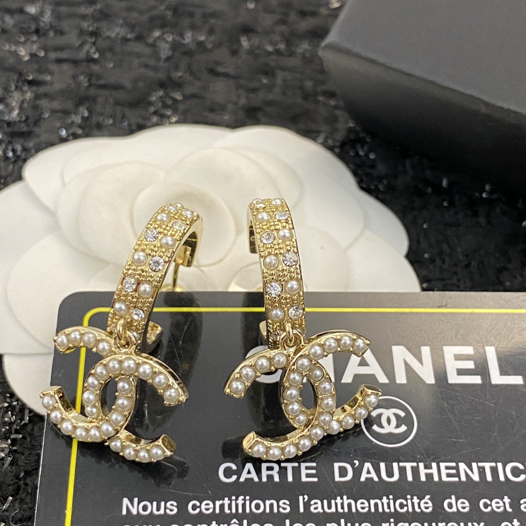 P65 编码E1184   0857845
🛍耳钉热销款火爆上新❣
🛍同步专柜‼独家高端品质实拍图‼代购级别‼做工精致细腻👍重工版本😎超级仙女唯美的一款🧐做工超级细心无漏洞🤩媲美zp🌟买到就是赚到❤