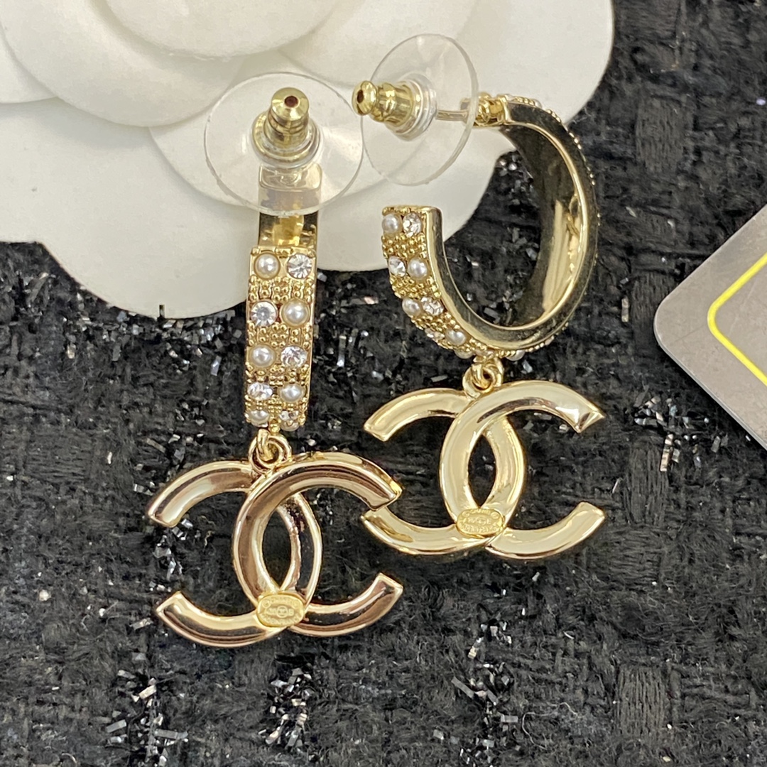 P65 编码E1184   0857845
🛍耳钉热销款火爆上新❣
🛍同步专柜‼独家高端品质实拍图‼代购级别‼做工精致细腻👍重工版本😎超级仙女唯美的一款🧐做工超级细心无漏洞🤩媲美zp🌟买到就是赚到❤