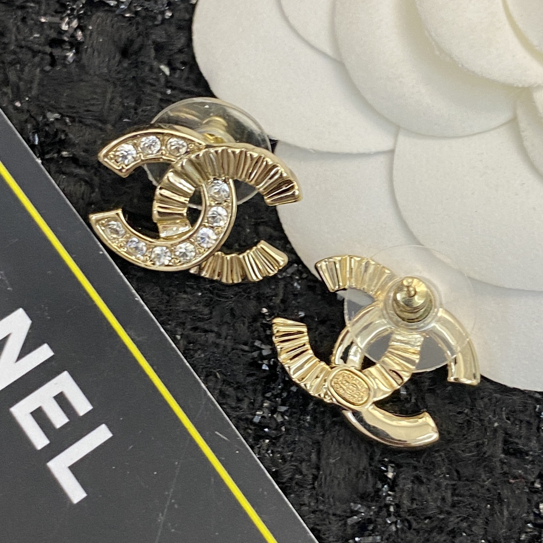 P45 编码E1183   0936785
🛍耳钉热销款火爆上新❣
🛍同步专柜‼独家高端品质实拍图‼代购级别‼做工精致细腻👍重工版本😎超级仙女唯美的一款🧐做工超级细心无漏洞🤩媲美zp🌟买到就是赚到啦