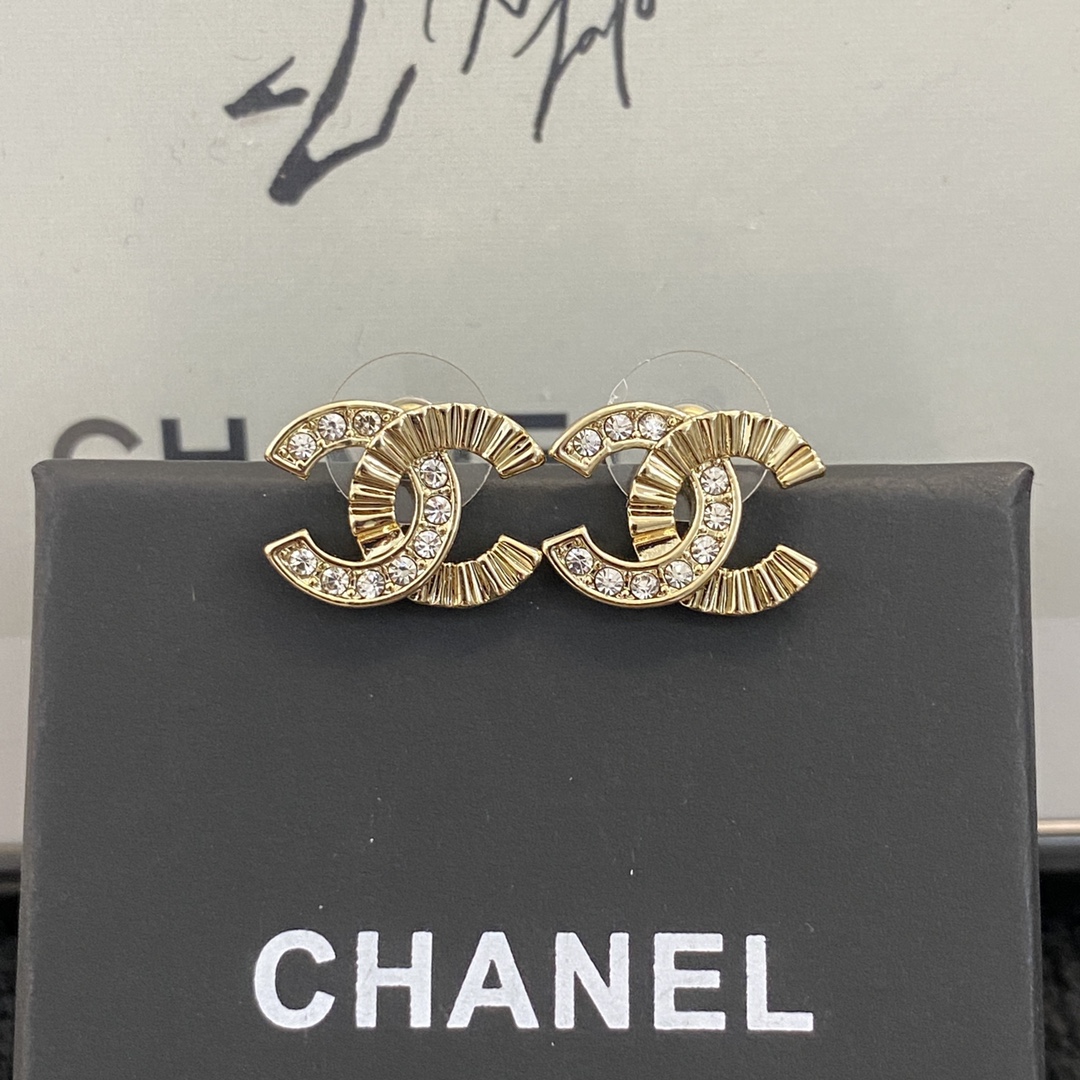P45 编码E1183   0936785
🛍耳钉热销款火爆上新❣
🛍同步专柜‼独家高端品质实拍图‼代购级别‼做工精致细腻👍重工版本😎超级仙女唯美的一款🧐做工超级细心无漏洞🤩媲美zp🌟买到就是赚到啦