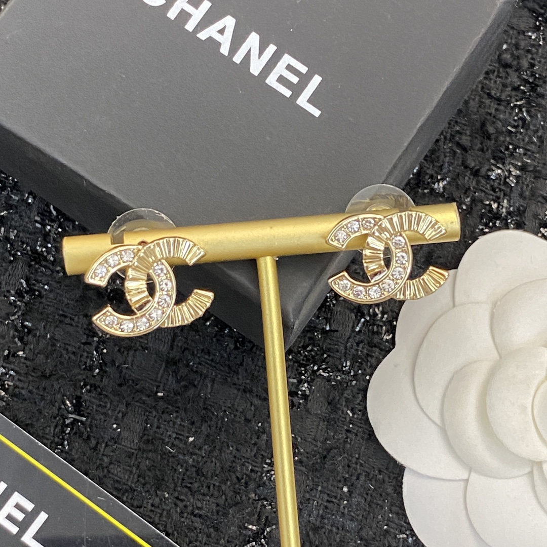 P45 编码E1183   0936785
🛍耳钉热销款火爆上新❣
🛍同步专柜‼独家高端品质实拍图‼代购级别‼做工精致细腻👍重工版本😎超级仙女唯美的一款🧐做工超级细心无漏洞🤩媲美zp🌟买到就是赚到啦