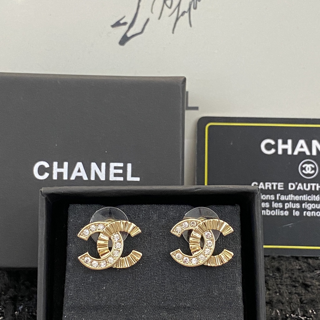 P45 编码E1183   0936785
🛍耳钉热销款火爆上新❣
🛍同步专柜‼独家高端品质实拍图‼代购级别‼做工精致细腻👍重工版本😎超级仙女唯美的一款🧐做工超级细心无漏洞🤩媲美zp🌟买到就是赚到啦