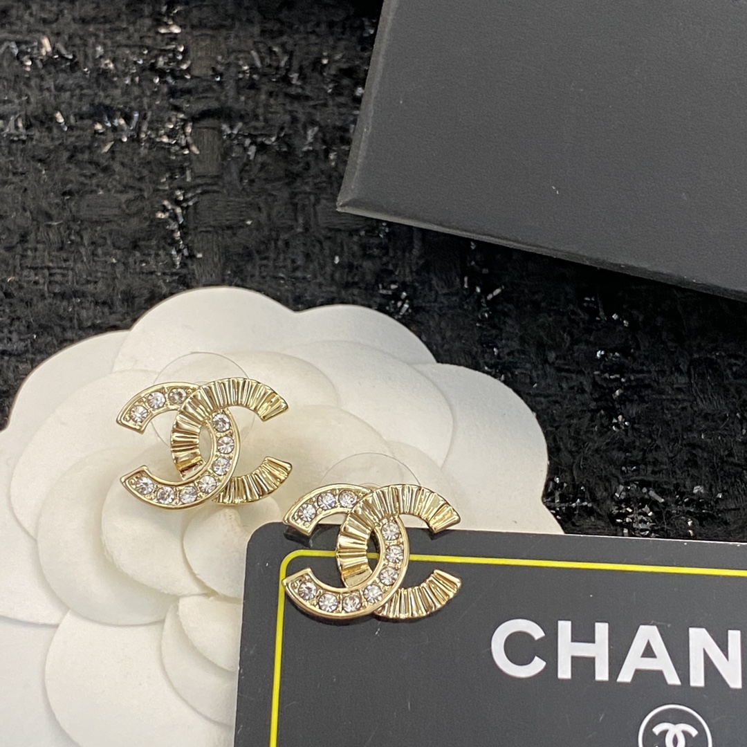 P45 编码E1183   0936785
🛍耳钉热销款火爆上新❣
🛍同步专柜‼独家高端品质实拍图‼代购级别‼做工精致细腻👍重工版本😎超级仙女唯美的一款🧐做工超级细心无漏洞🤩媲美zp🌟买到就是赚到啦
